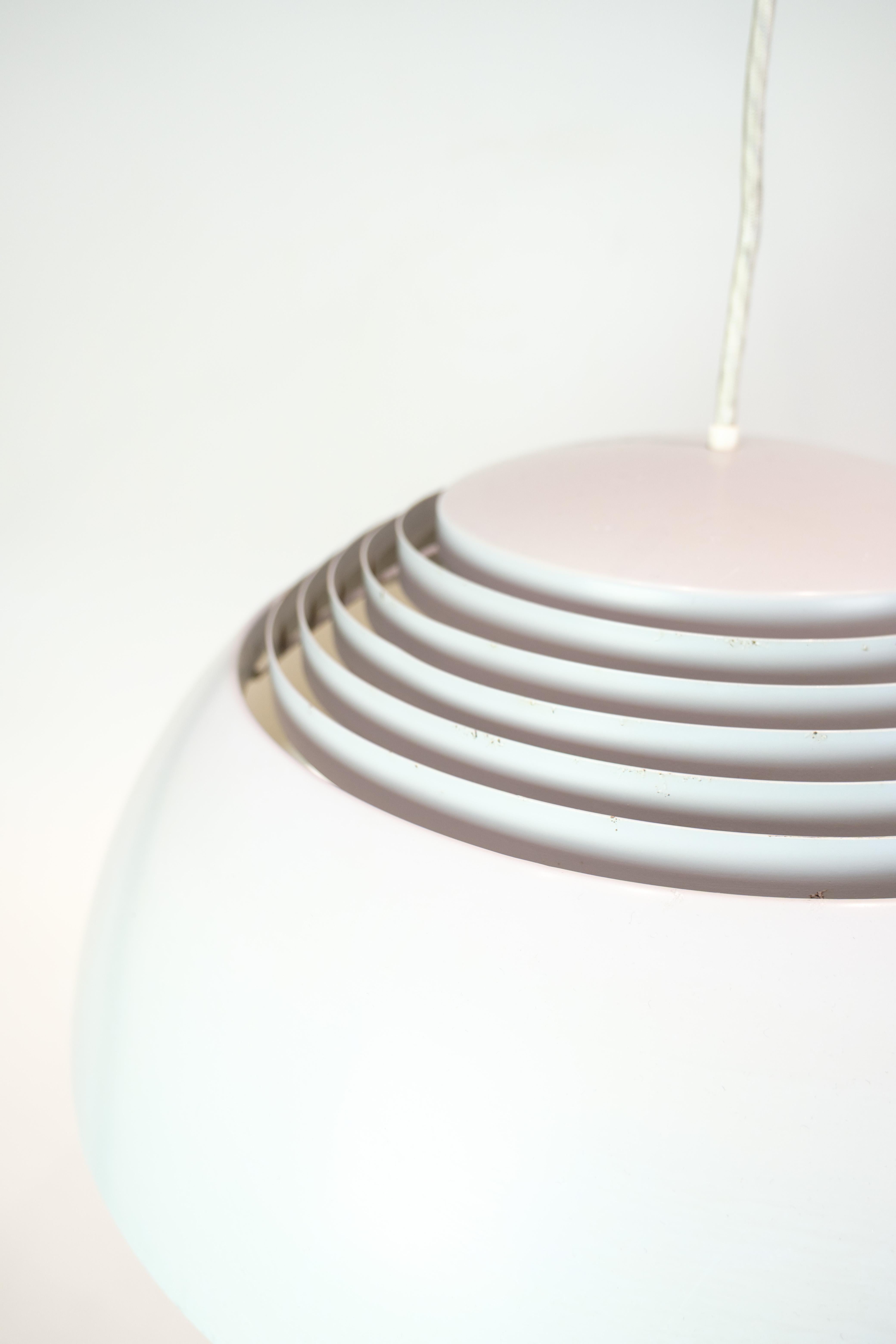 Mid-Century Modern Pendentif Royal en gris, en aluminium et en acier par Arne Jacobsen dans les années 1960 en vente