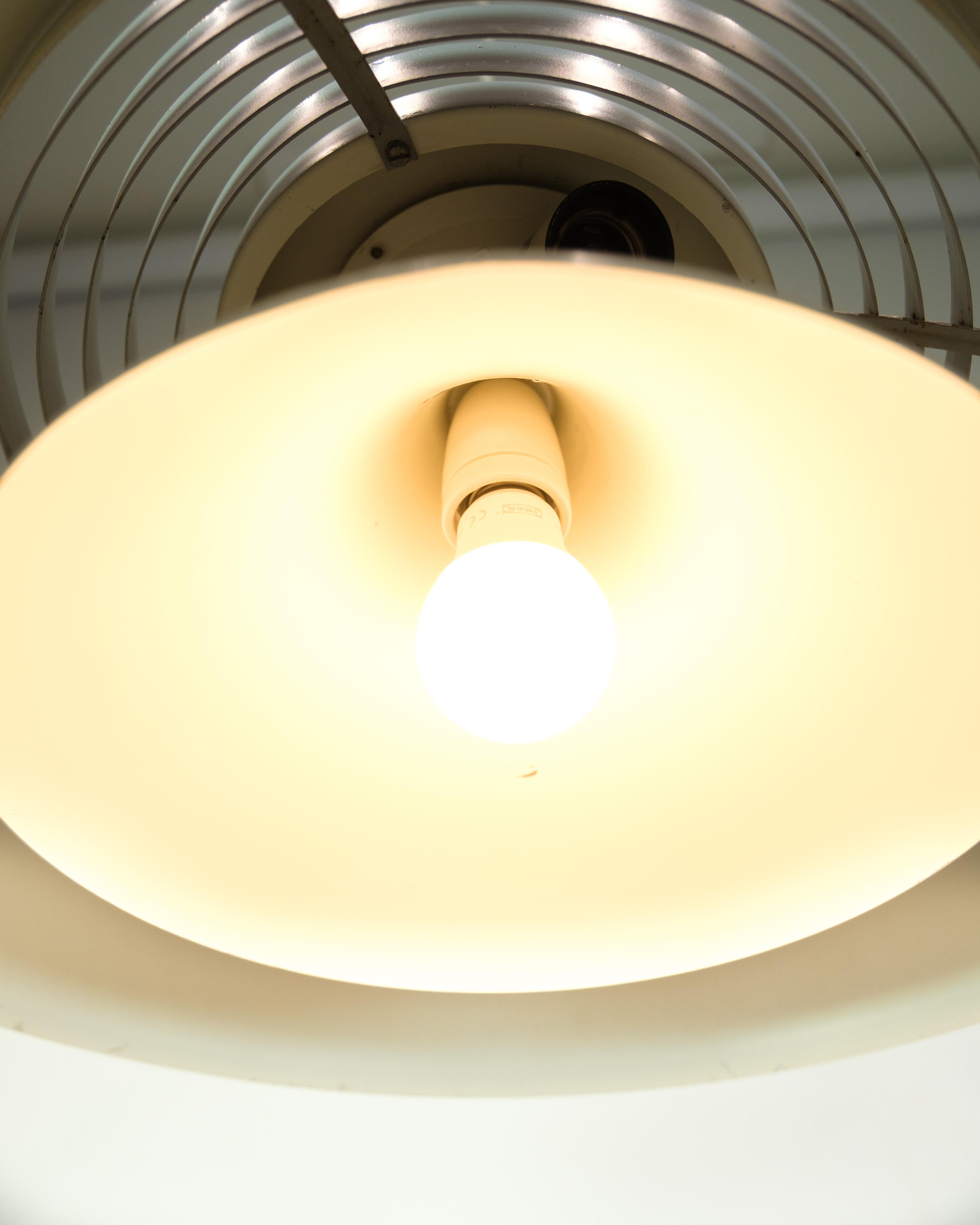Pendentif Royal en gris, en aluminium et en acier par Arne Jacobsen dans les années 1960 Bon état - En vente à Lejre, DK