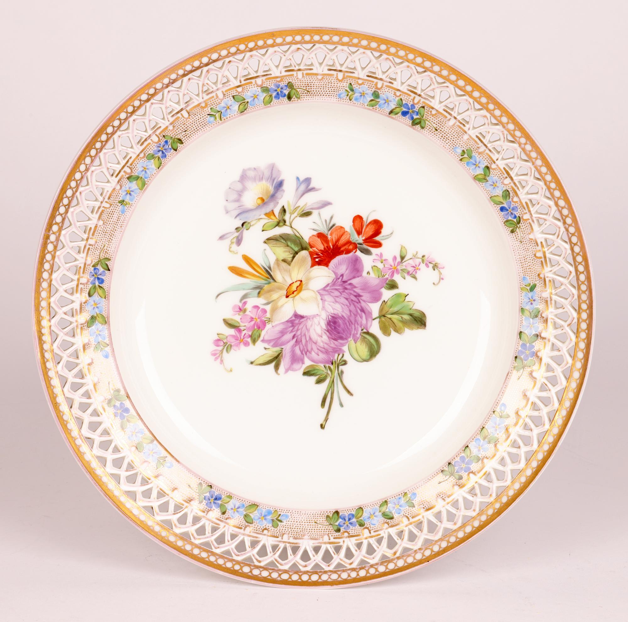 Une assiette de cabinet en porcelaine allemande très finement fabriquée avec un motif percé et un bord et peinte à la main avec des motifs floraux, fabriquée par la célèbre Royal Porcelain Factory, Berlin, vers 1890. 

L'usine de Berlin est l'un