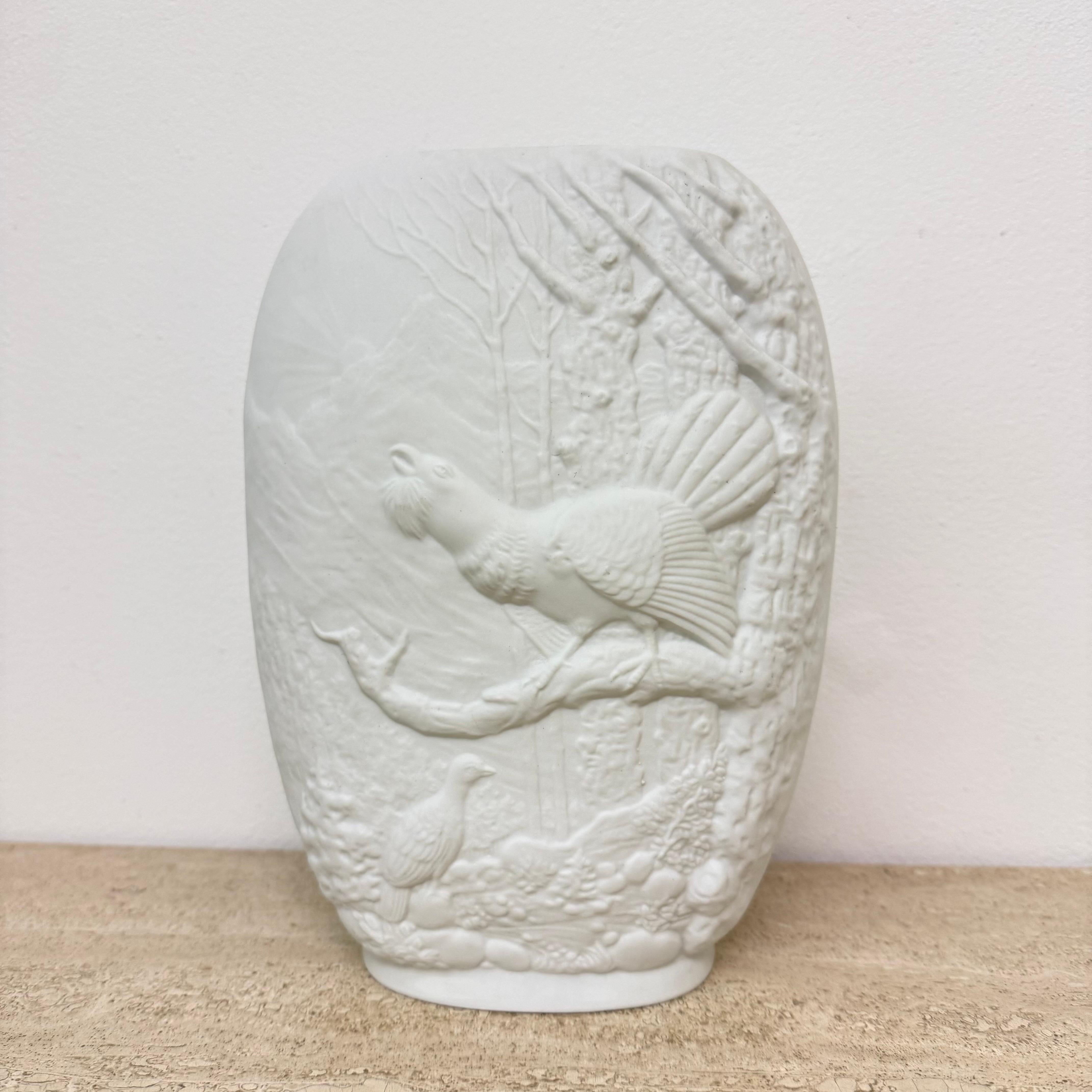 Incredibile vaso in porcellana con decorazioni dettagliate. 