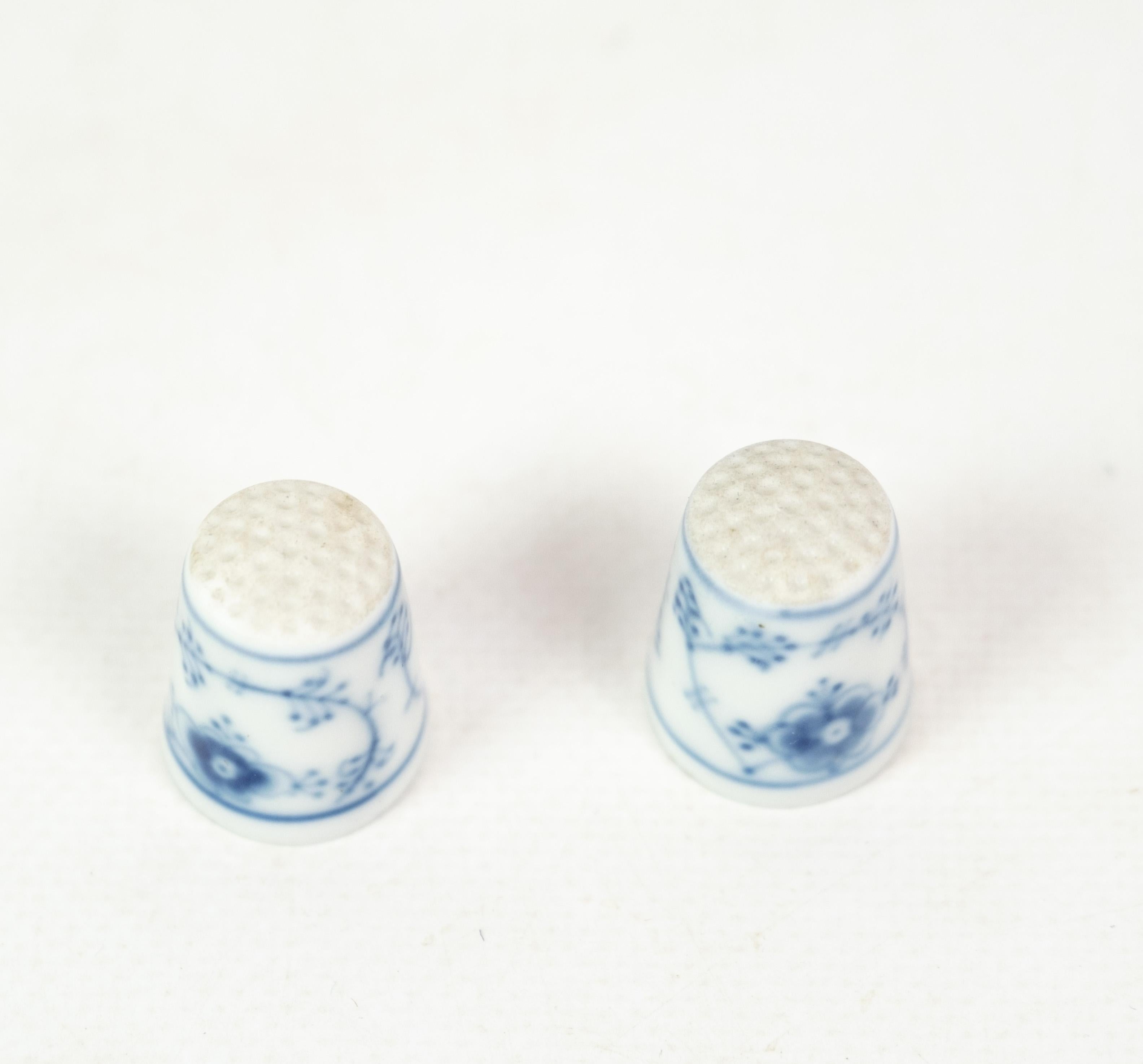 Royal porcelain mussel-painted thimble from around the 1950s in very fine condition.