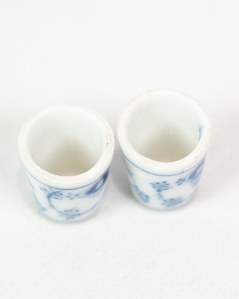 Royal porcelain, mussel painted thimble, 1950 For Sale at 1stDibs