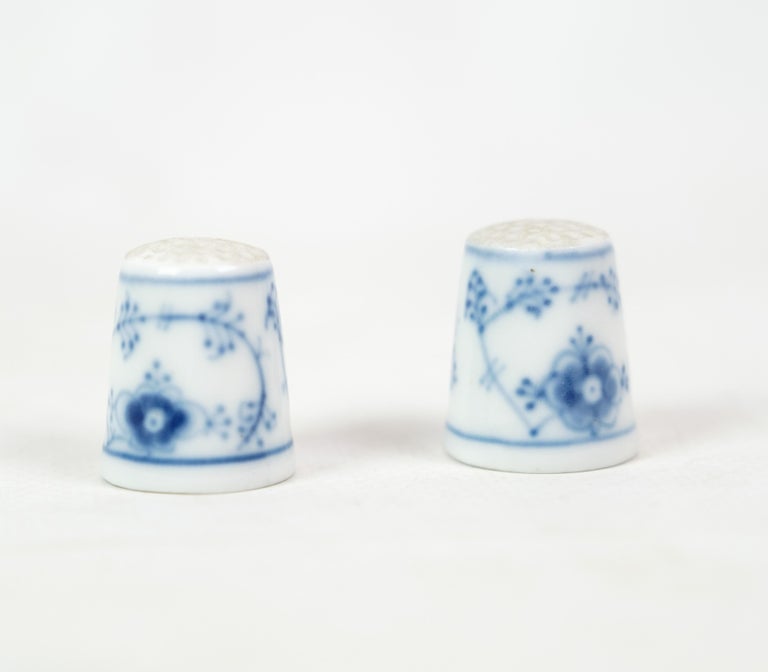 Royal porcelain, mussel painted thimble, 1950 For Sale at 1stDibs