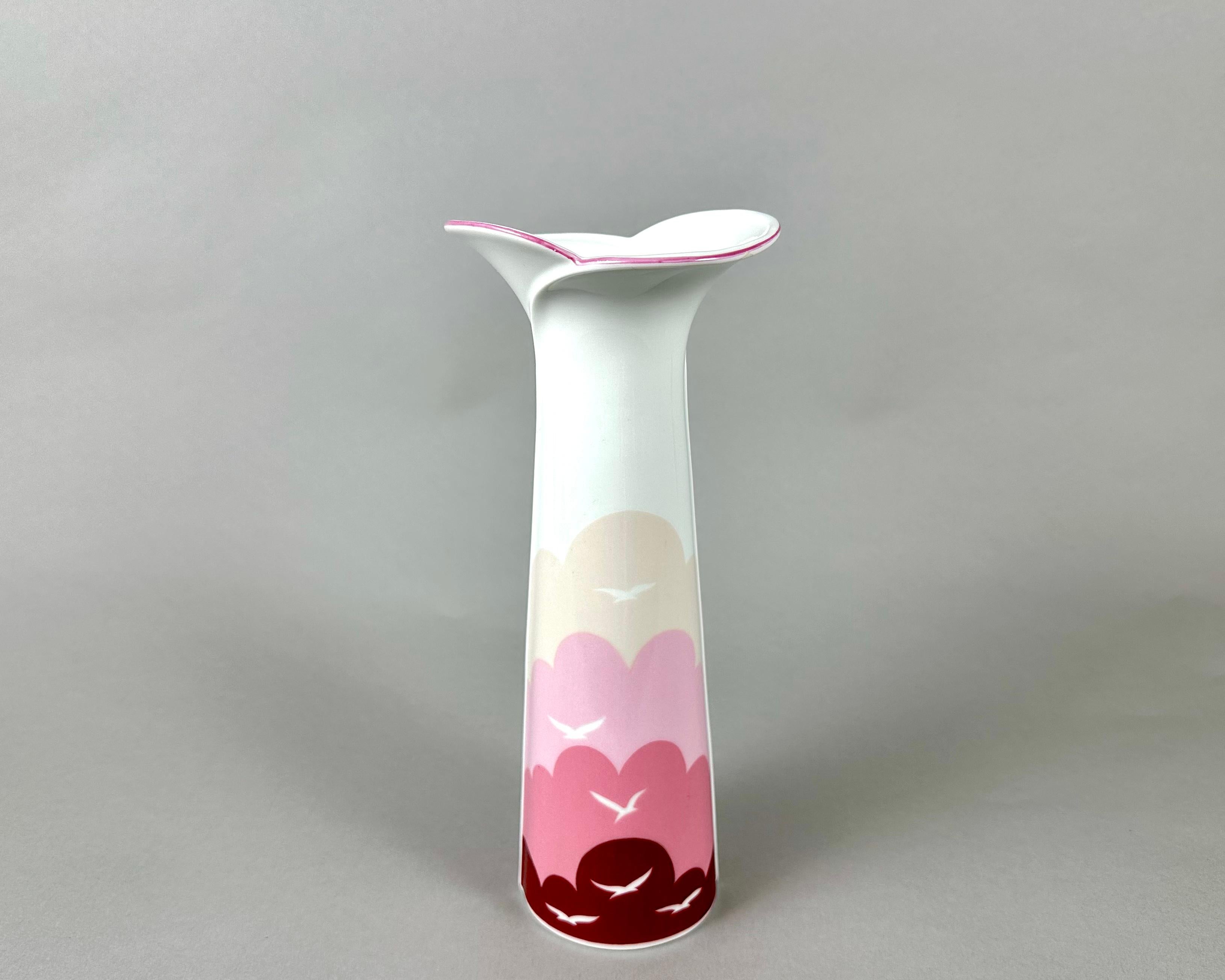 Schöne Vintage-Porzellan-Vase in weiß und rosa, Vögel Dekor von berühmten Hersteller Royal Porzellan Bayern. Deutschland. 1970s.

Die Vase wird ihre Besitzer lange Zeit mit ihrer Funktionalität und Schönheit erfreuen.

Eine tolle originelle