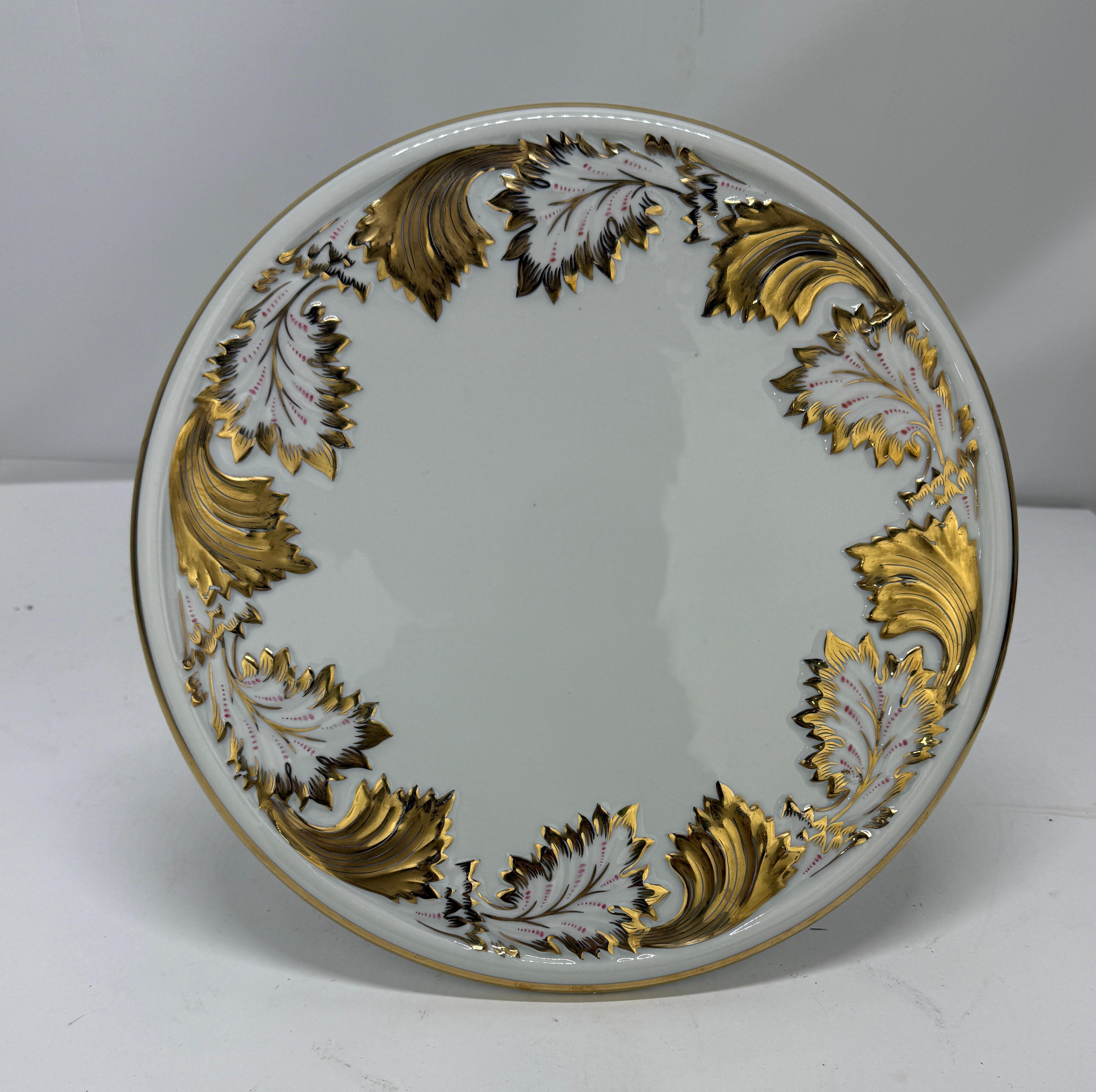 Royal Porzellan Manufaktur Tazza de pedestal dorada con volutas y acanto Neoclásico en venta