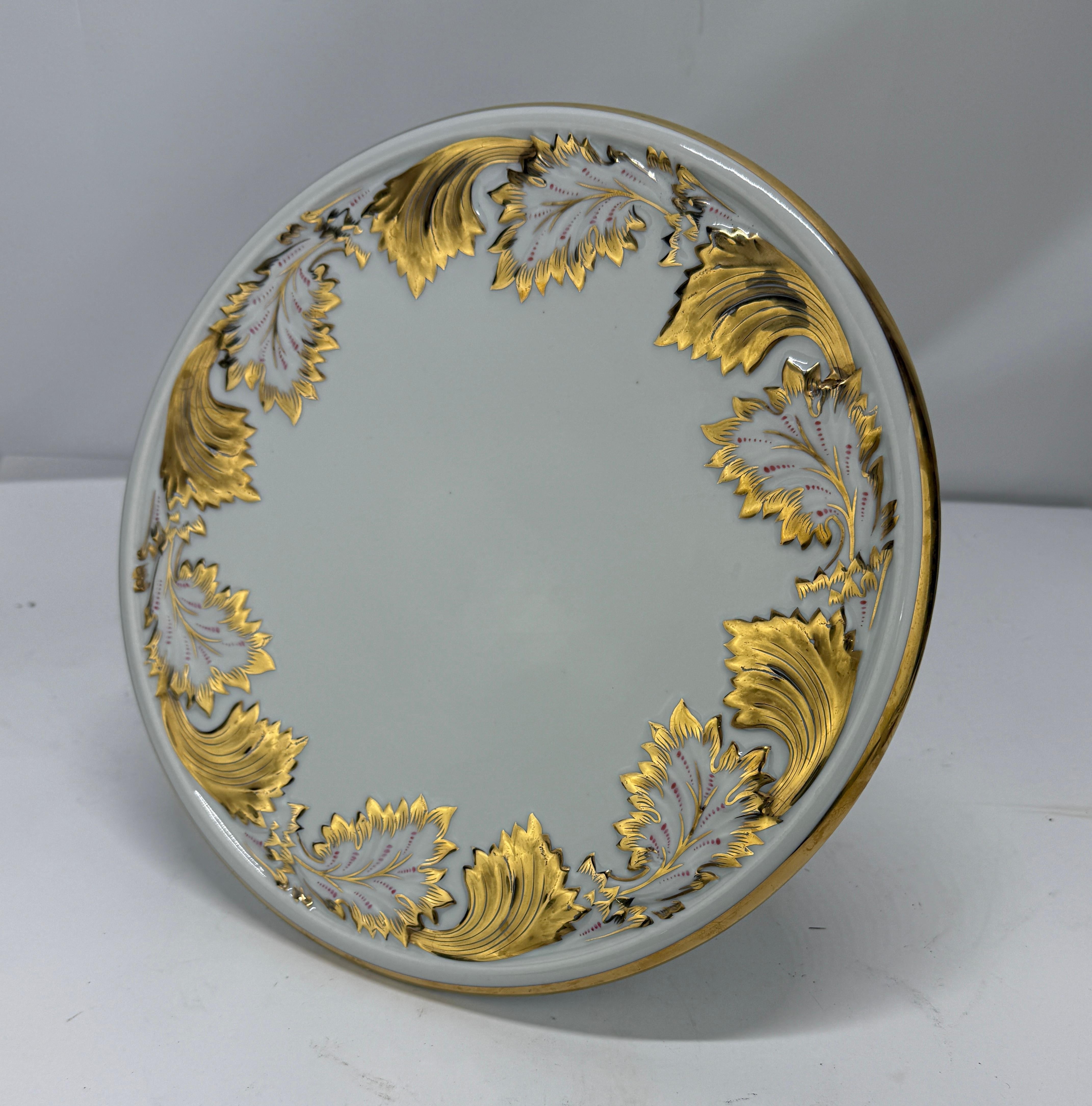 Royal Porzellan Manufaktur Tazza de pedestal dorada con volutas y acanto Alemán en venta