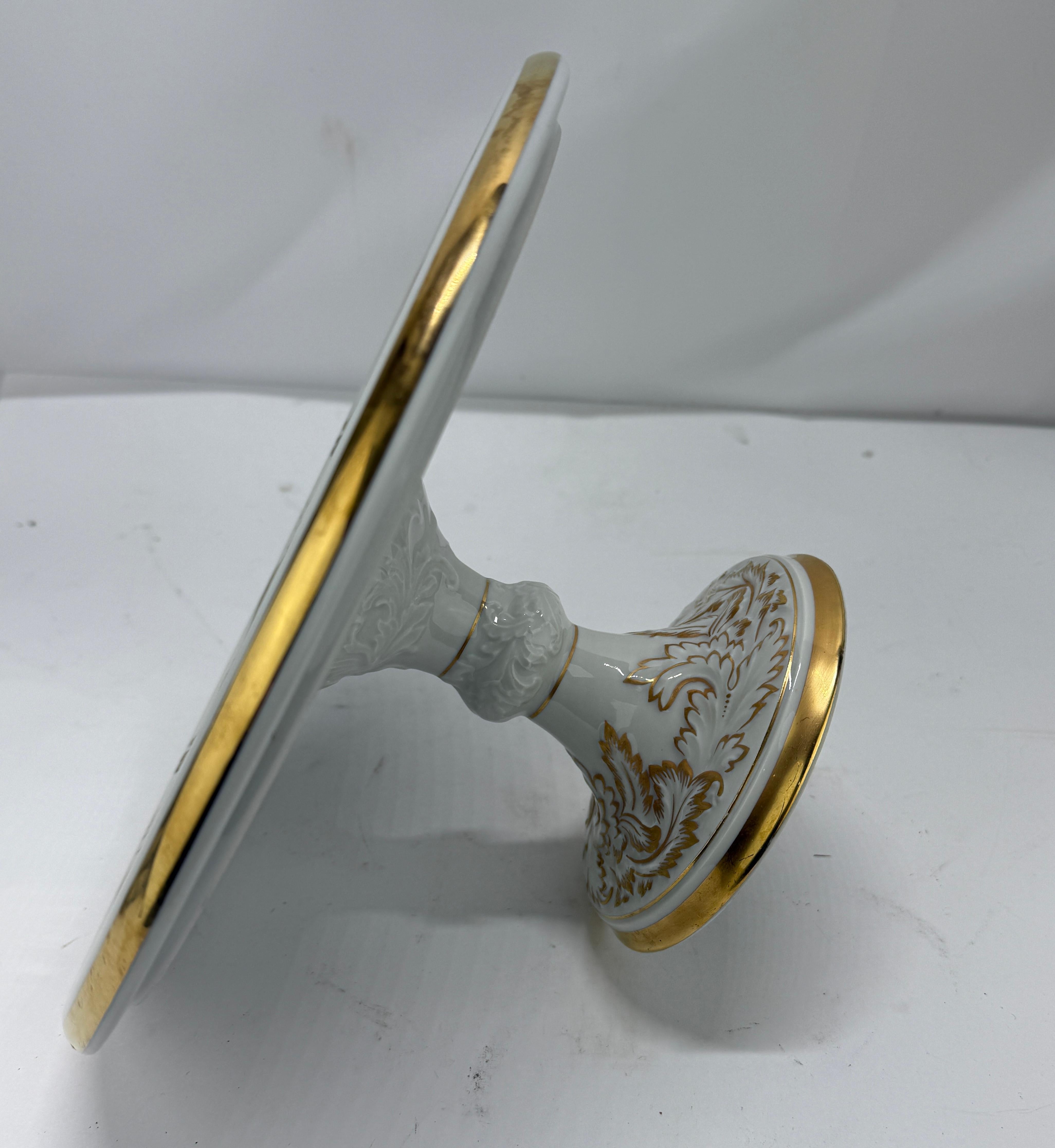 Royal Porzellan Manufaktur Tazza de pedestal dorada con volutas y acanto siglo XX en venta