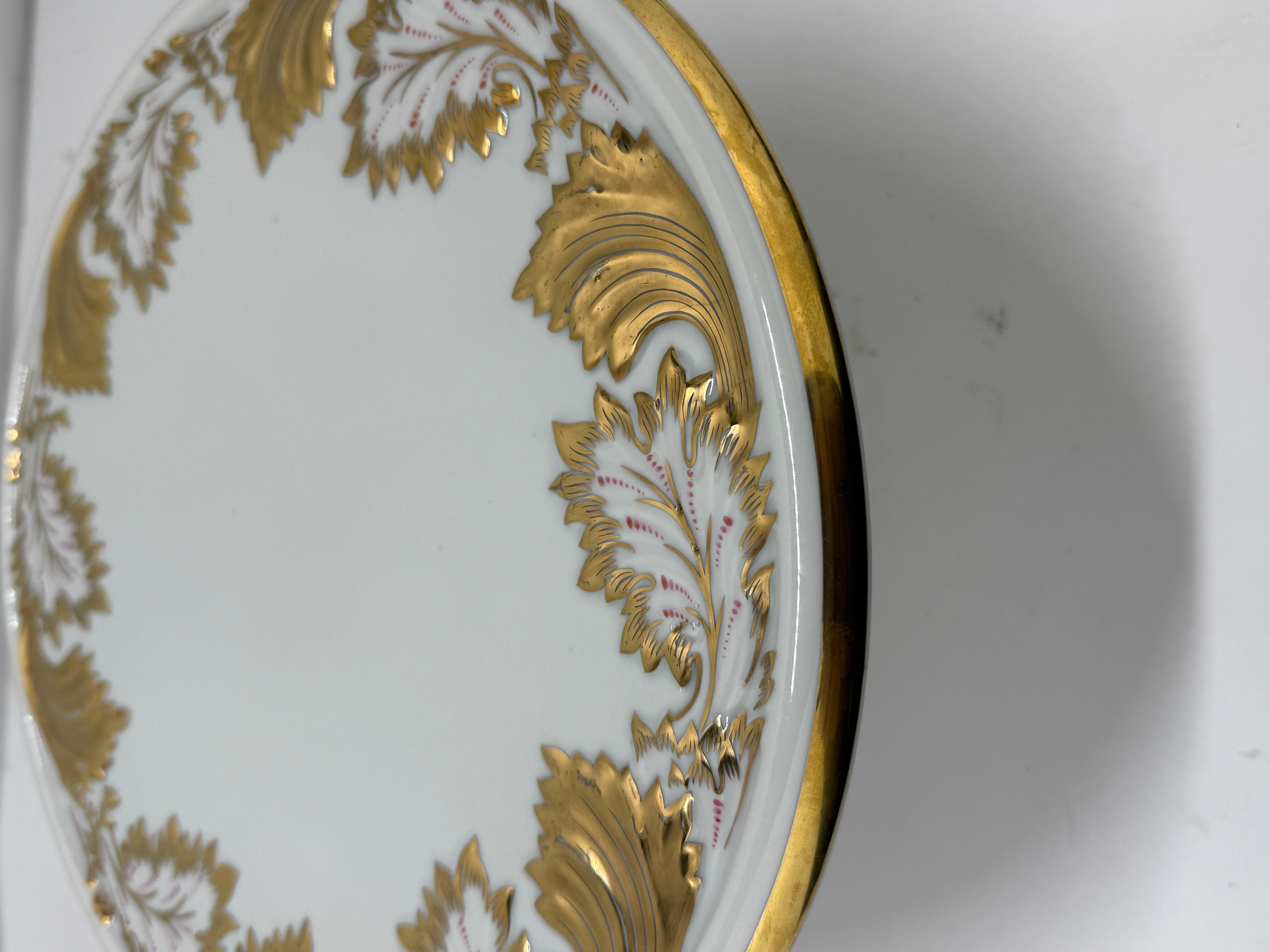 Royal Porzellan Manufaktur Tazza de pedestal dorada con volutas y acanto Porcelana en venta