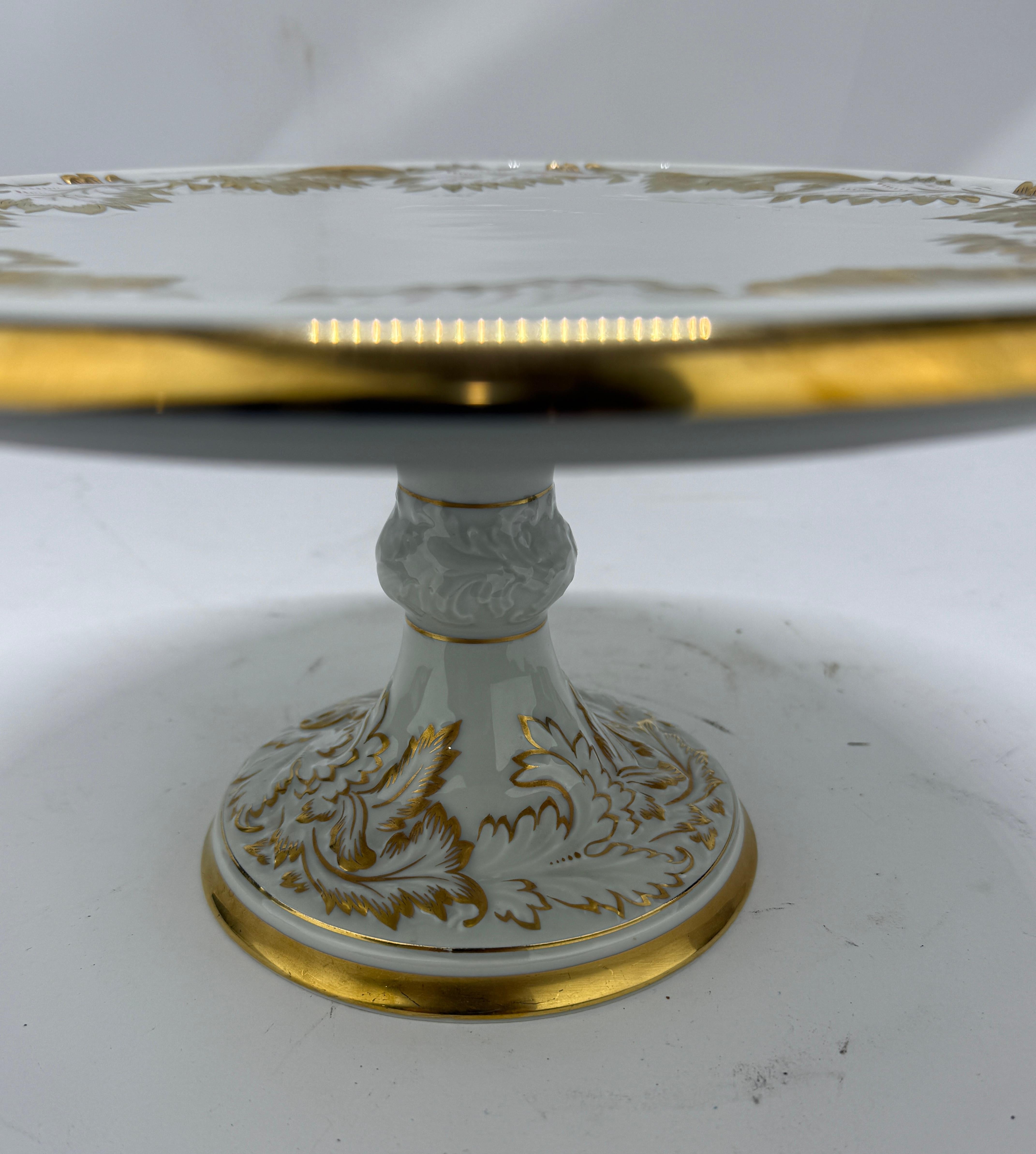 Royal Porzellan Manufaktur Tazza de pedestal dorada con volutas y acanto en venta 1