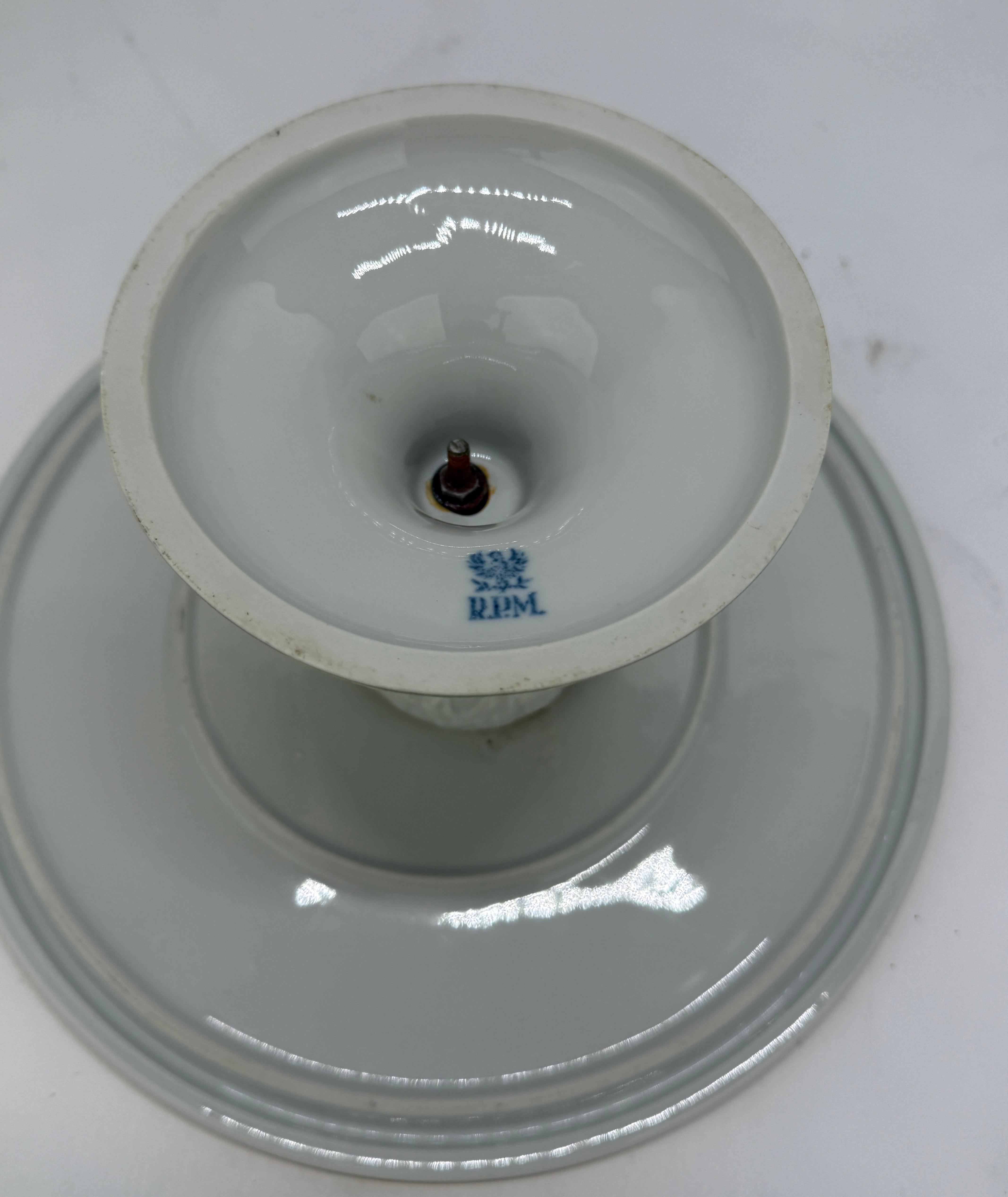 Royal Porzellan Manufaktur Tazza de pedestal dorada con volutas y acanto en venta 2
