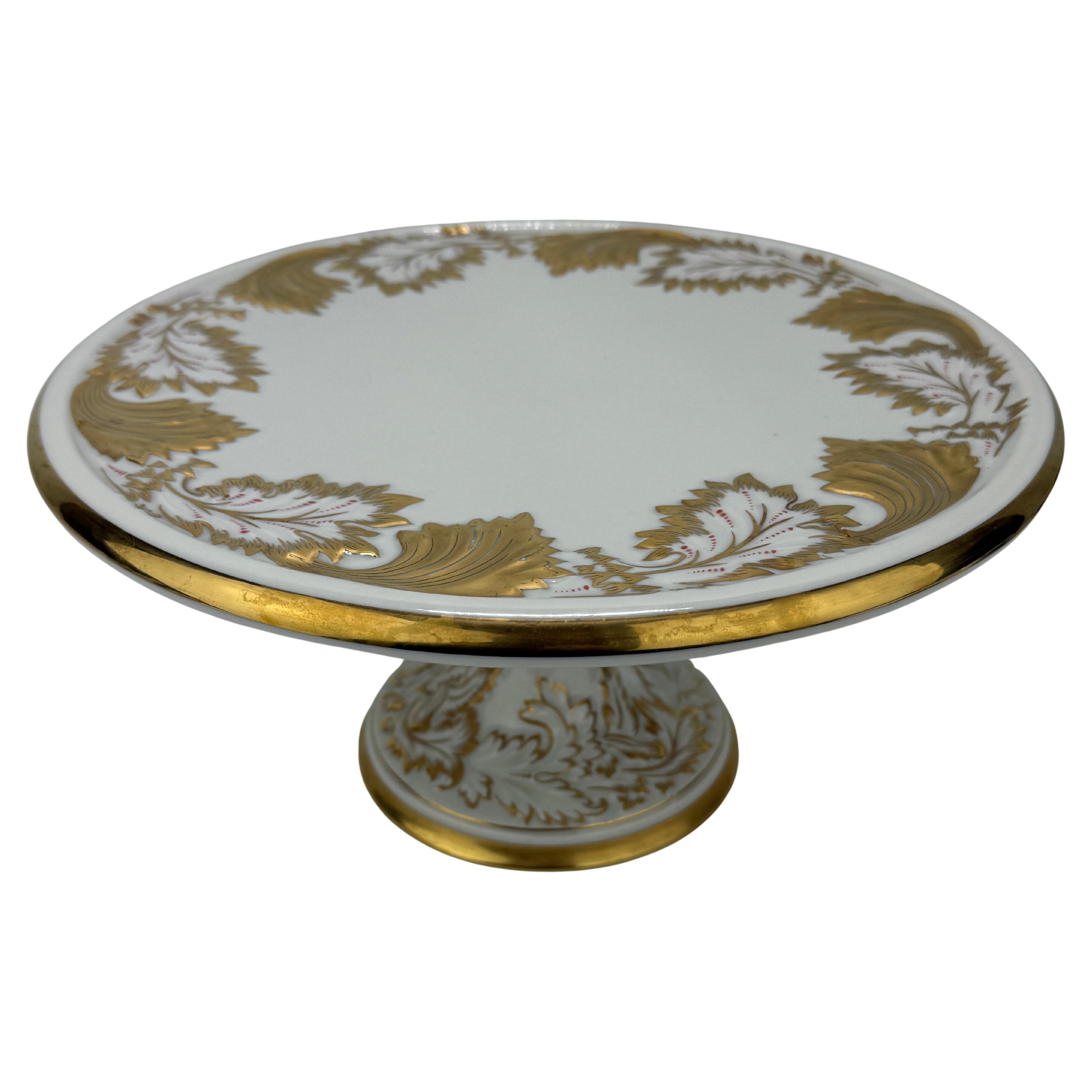 Royal Porzellan Manufaktur Tazza de pedestal dorada con volutas y acanto en venta