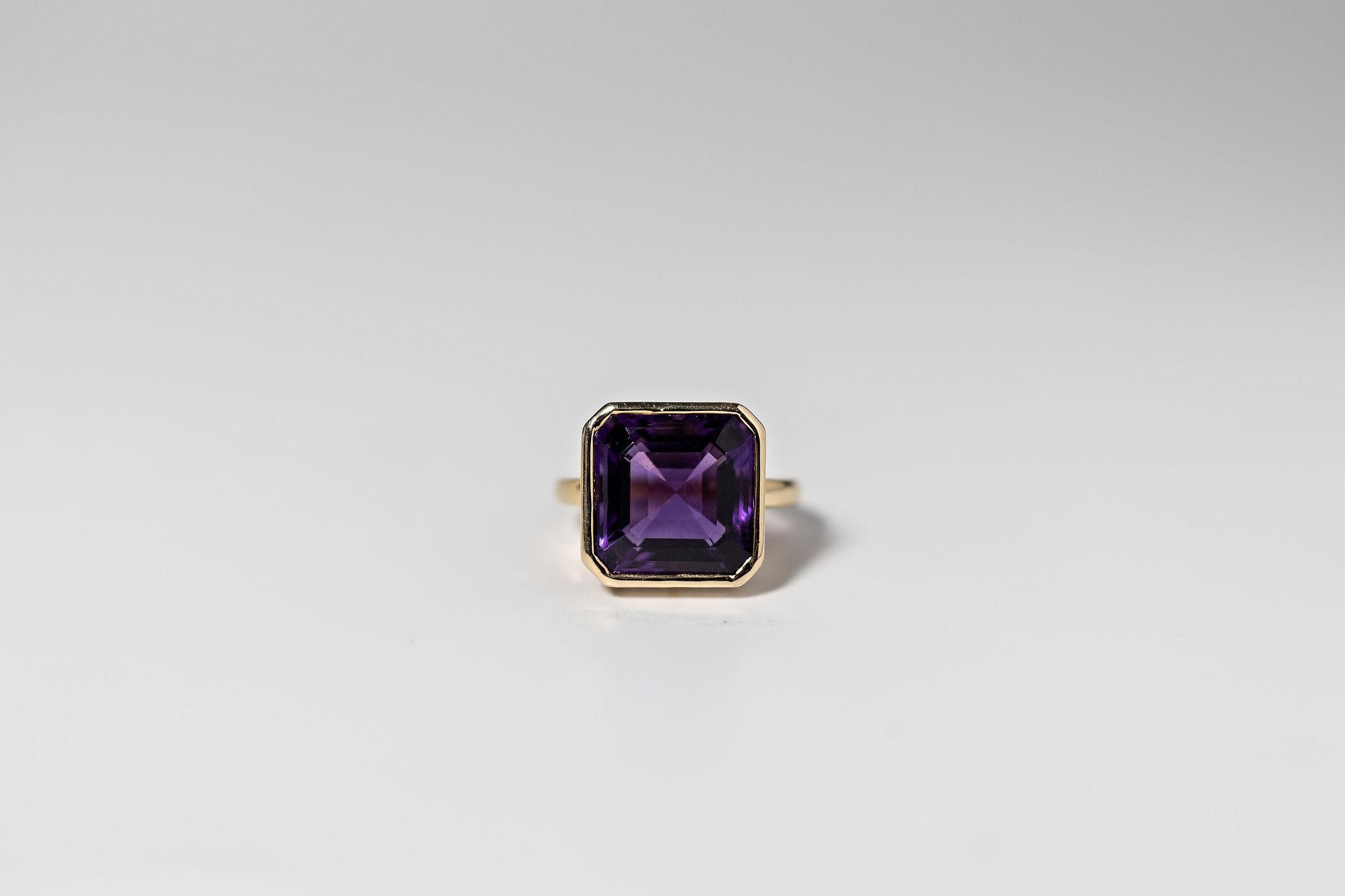 Huge 7.88ct AAAA Royal Purple Amethyst is bezel set in yellow 14k gold. Handmade in Toronto in 2022. Inspired by the 2023/2024 oversized pinky ring trend. 

Sophisticated and glamours is what says about the person wearing it. 

 It is one of only