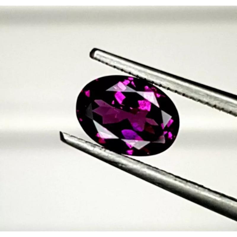 Granato viola 1,40Ct Granato viola del Mozambico AAA+ Colore CERTIFICATO Occhi puliti.

La gemma più interessante della mostra di Tucson di quest'anno è stato un raro granato viola proveniente dall'Africa orientale. Sono stati trovati in Mozambico,