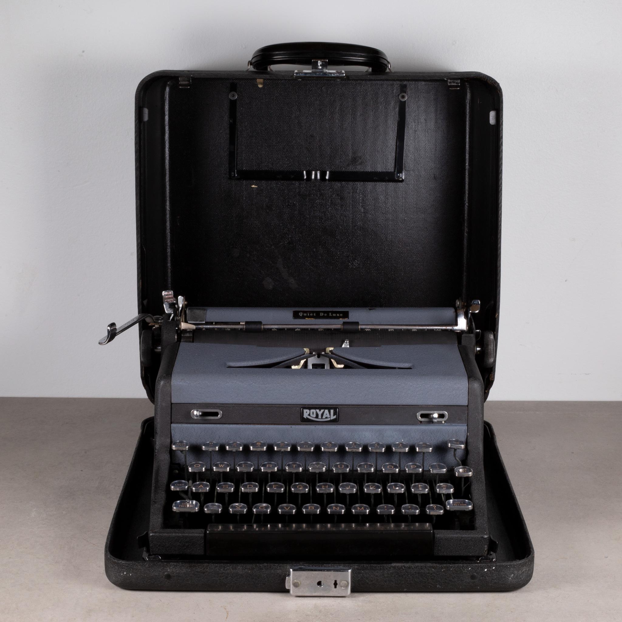 Über

Eine alte Royal Quiet DeLuxe Schreibmaschine in zweifarbigem Crinkle Finish. Von Henry Dreyfuss neu entworfene Schale, quadratische Schale, grau und schwarz mit ovalen Chromeinsätzen für die vorderen Hebel. Die Tastenkappen wurden bei dieser