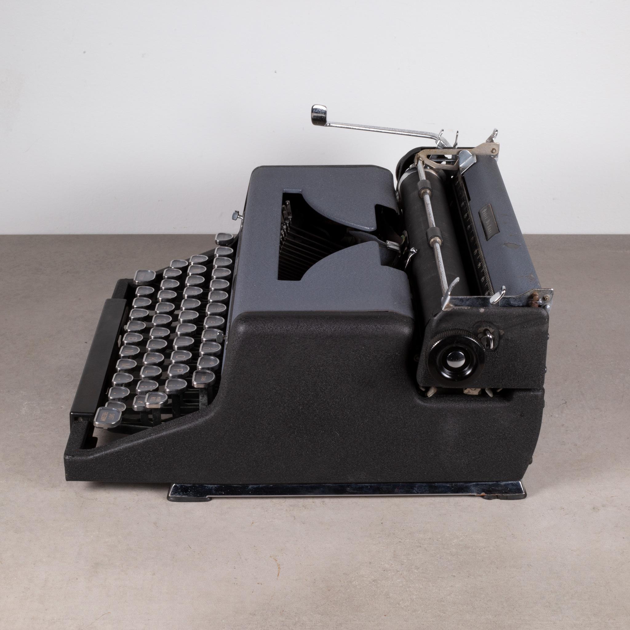 Royal Quiet DeLuxe Two Tone Typewriter und Koffer, um 1948  (KOSTENLOSER VERSAND) im Zustand „Gut“ in San Francisco, CA