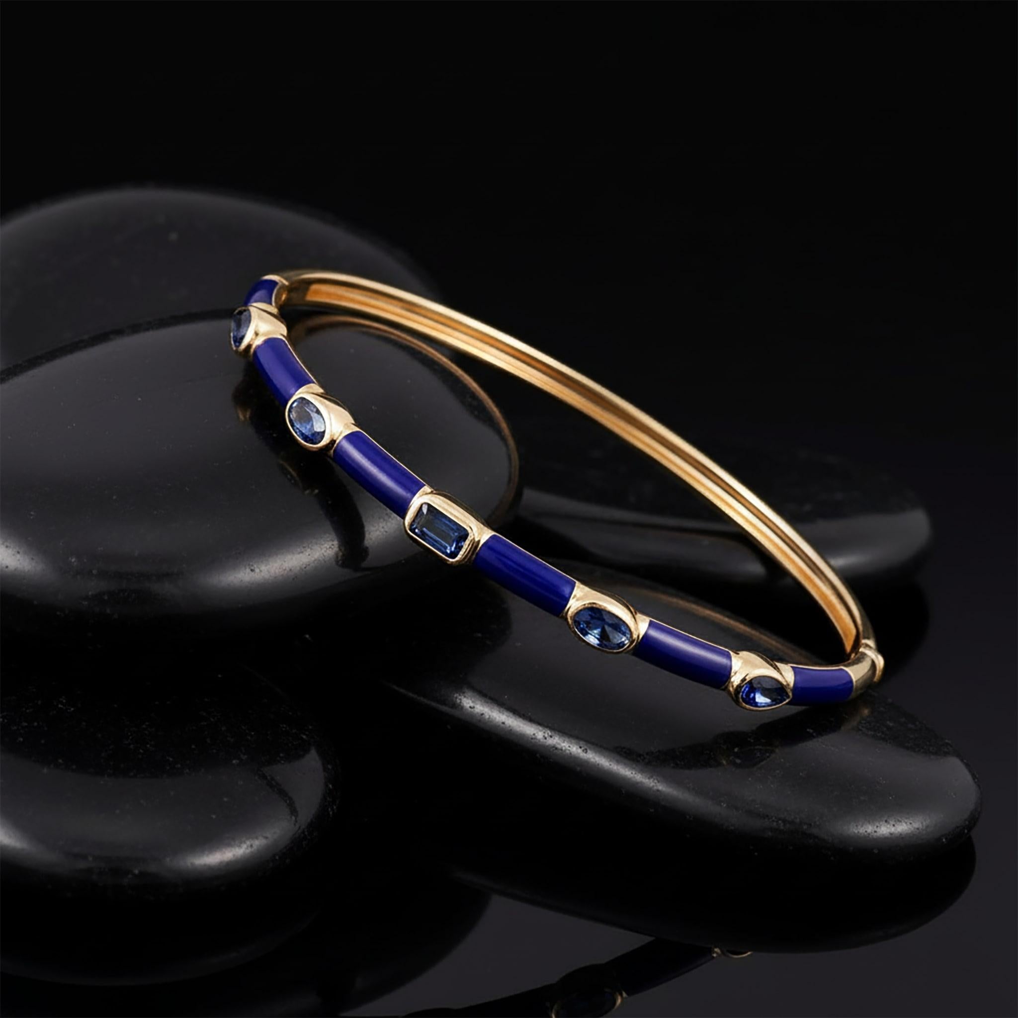 Moderne Bracelet Royal Radiance 14K (ou 18k sur demande) en or jaune émaillé Topaze bleue en vente