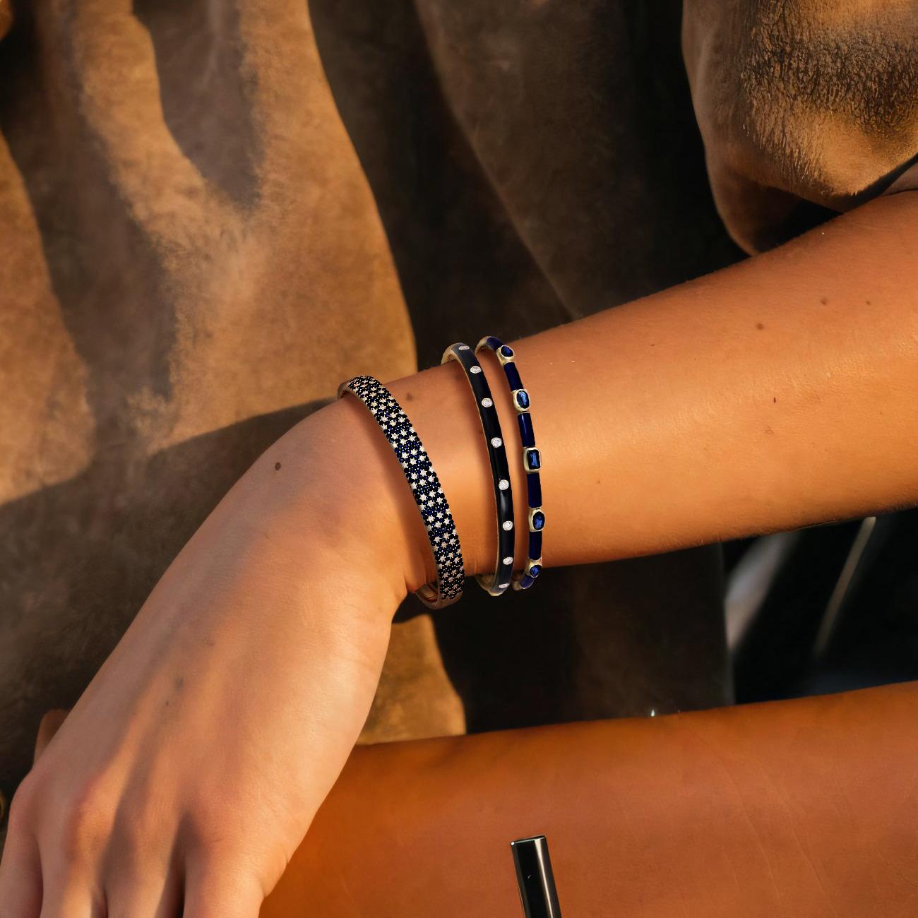 Das Royal Radiance 14K Gelbgold-Emaille-Blautopas-Armband ist ein raffinierter Ausdruck von Eleganz. Es besteht aus 14K Gelbgold und ist mit fesselnden blauen Saphiren und blauen Emaille-Akzenten verziert. Mit einem Gewicht von 8,79 Gramm ist dieses