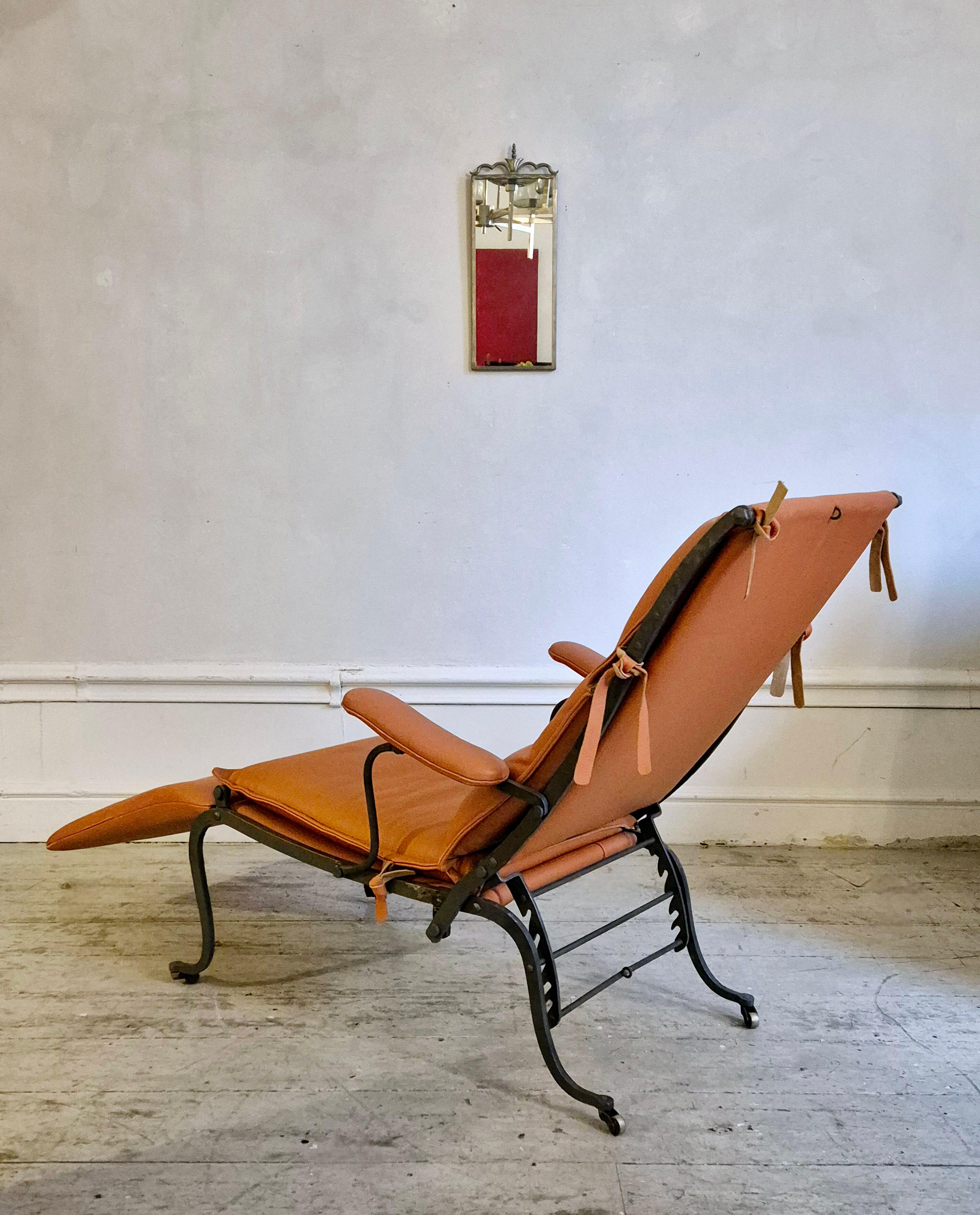 Sillón reclinable / de observación de hierro, retapizado en cuero marrón, procedencia Rey Oskar II (1829-1907) de Suecia. 

Una hermosa silla con respaldo y reposapiernas regulables. Se vendió a principios del siglo XXI en una subasta local con una