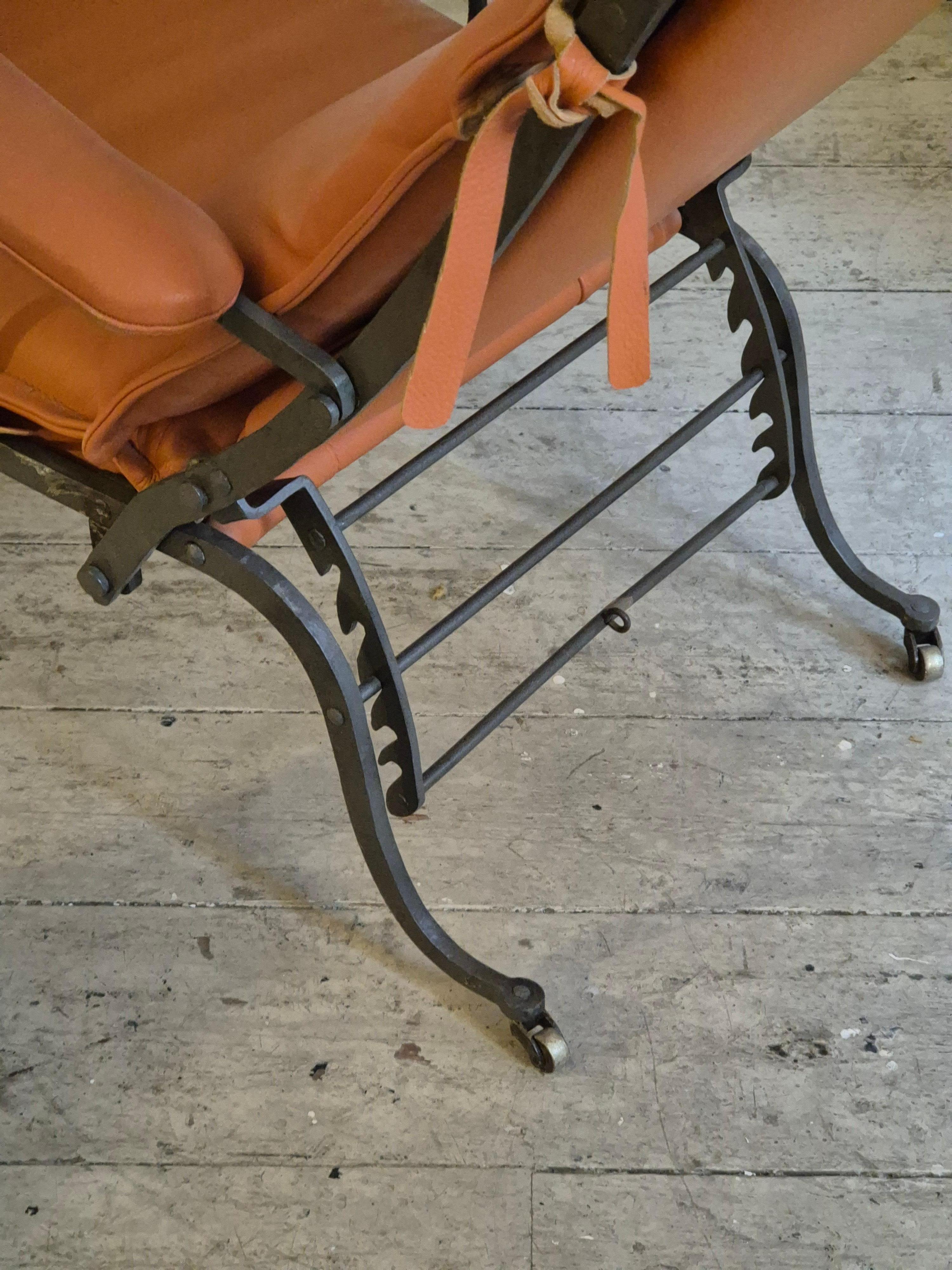Sillón real, hierro y cuero, procedencia Rey sueco Oskar ll, finales del siglo XIX en Bastante bueno estado para la venta en Stockholm, SE