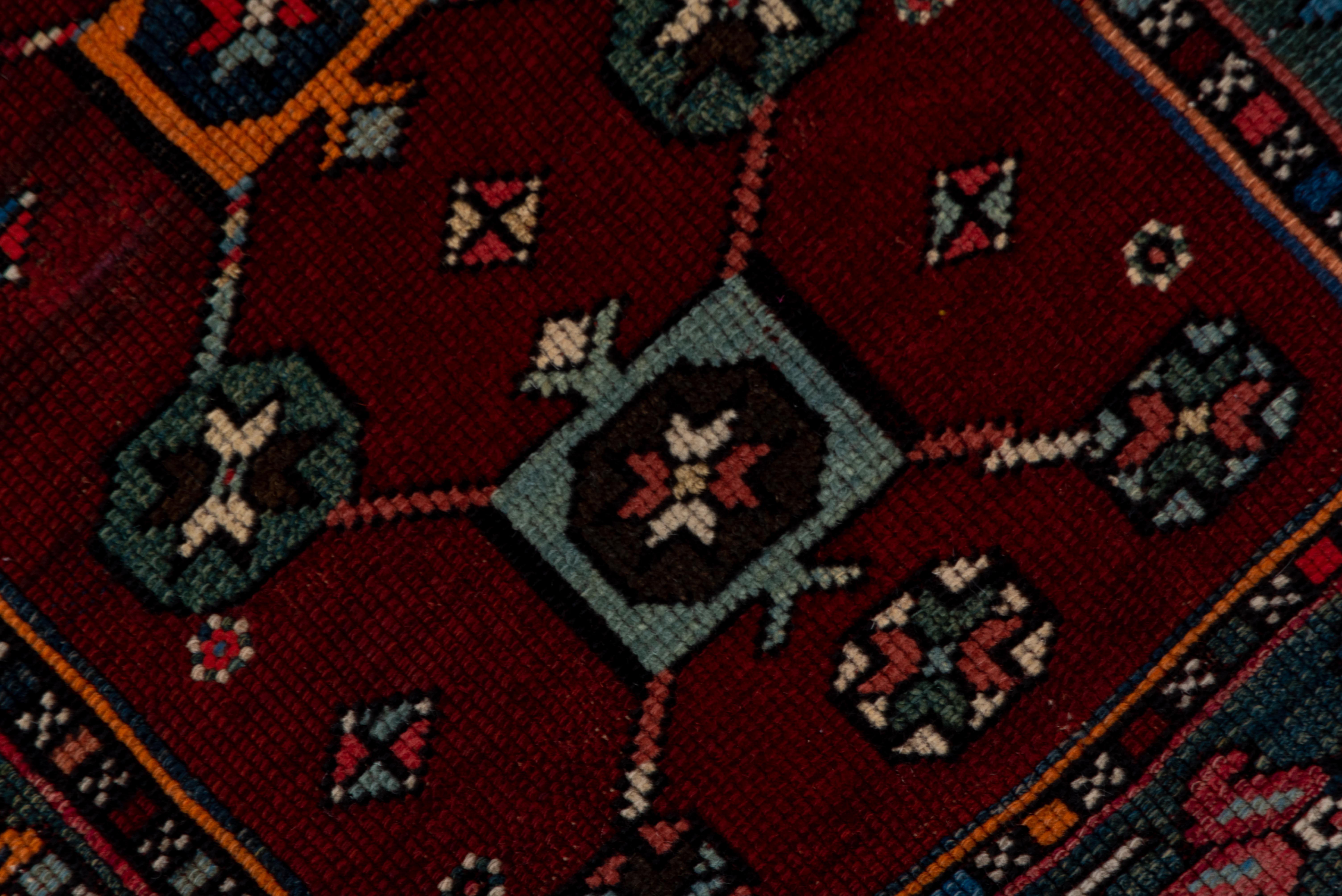 Début du 20ème siècle Tapis de ville Shirvan rouge royal et rose Bubblegum Cira 1920 en vente