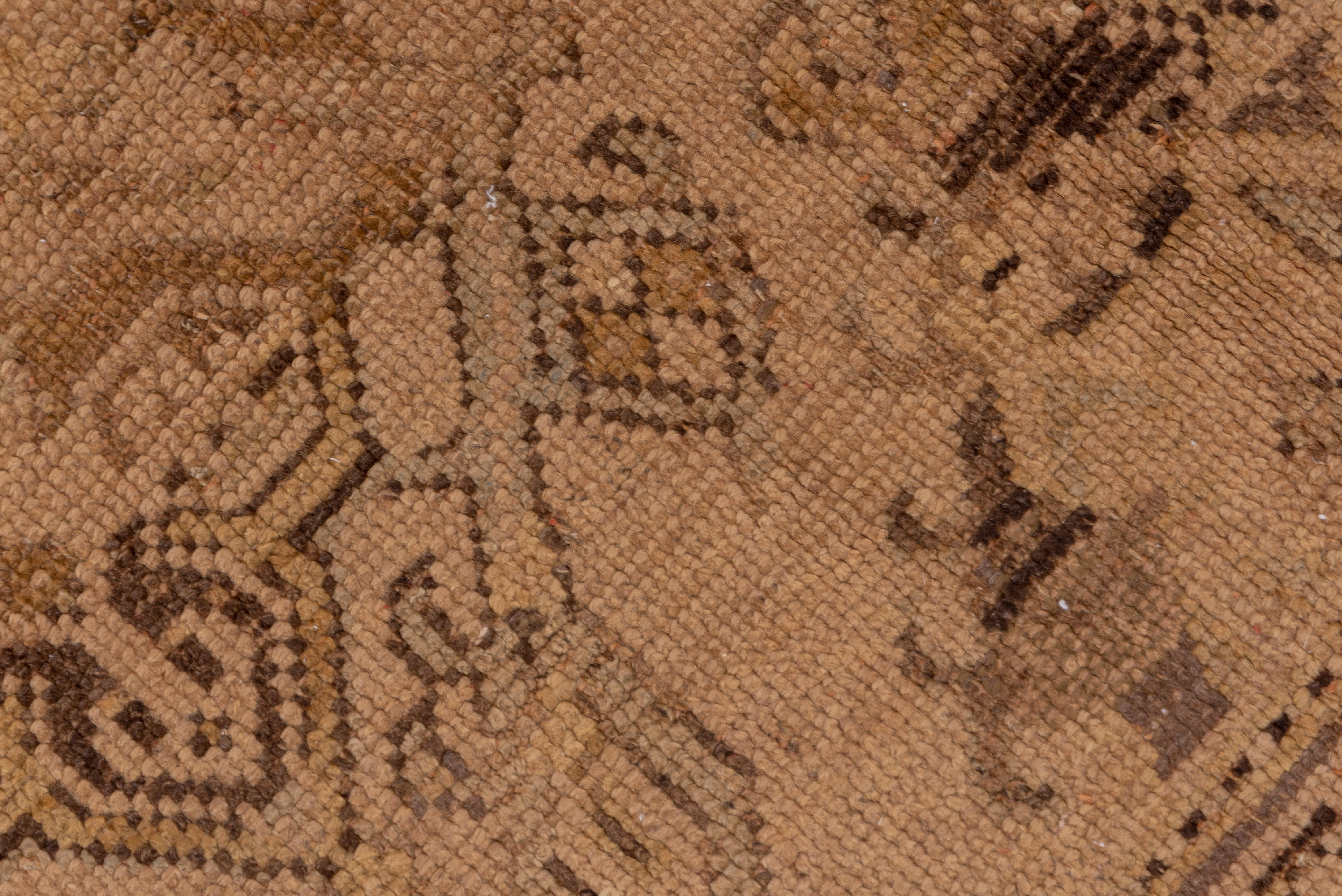 Metà XX secolo Medaglione centrale rosso reale con bordo elaborato - turco in vendita