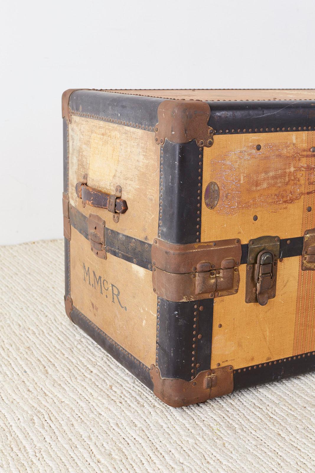 Royal Robe Canvas Standing Wardrobe Steamer Trunk In Distressed Condition In Rio Vista, CA