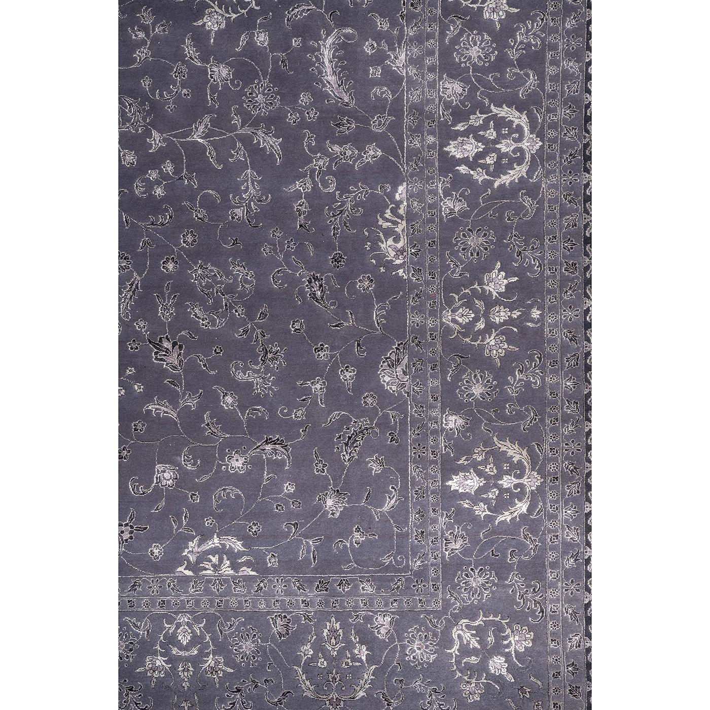 Ce tapis majestueux est tissé à la main en Inde avec de la laine extra fine de Nouvelle-Zélande et de la viscose, selon la technique traditionnelle des nœuds iraniens (600 nœuds par mètre carré). Une pièce superbe qui rehaussera le style de