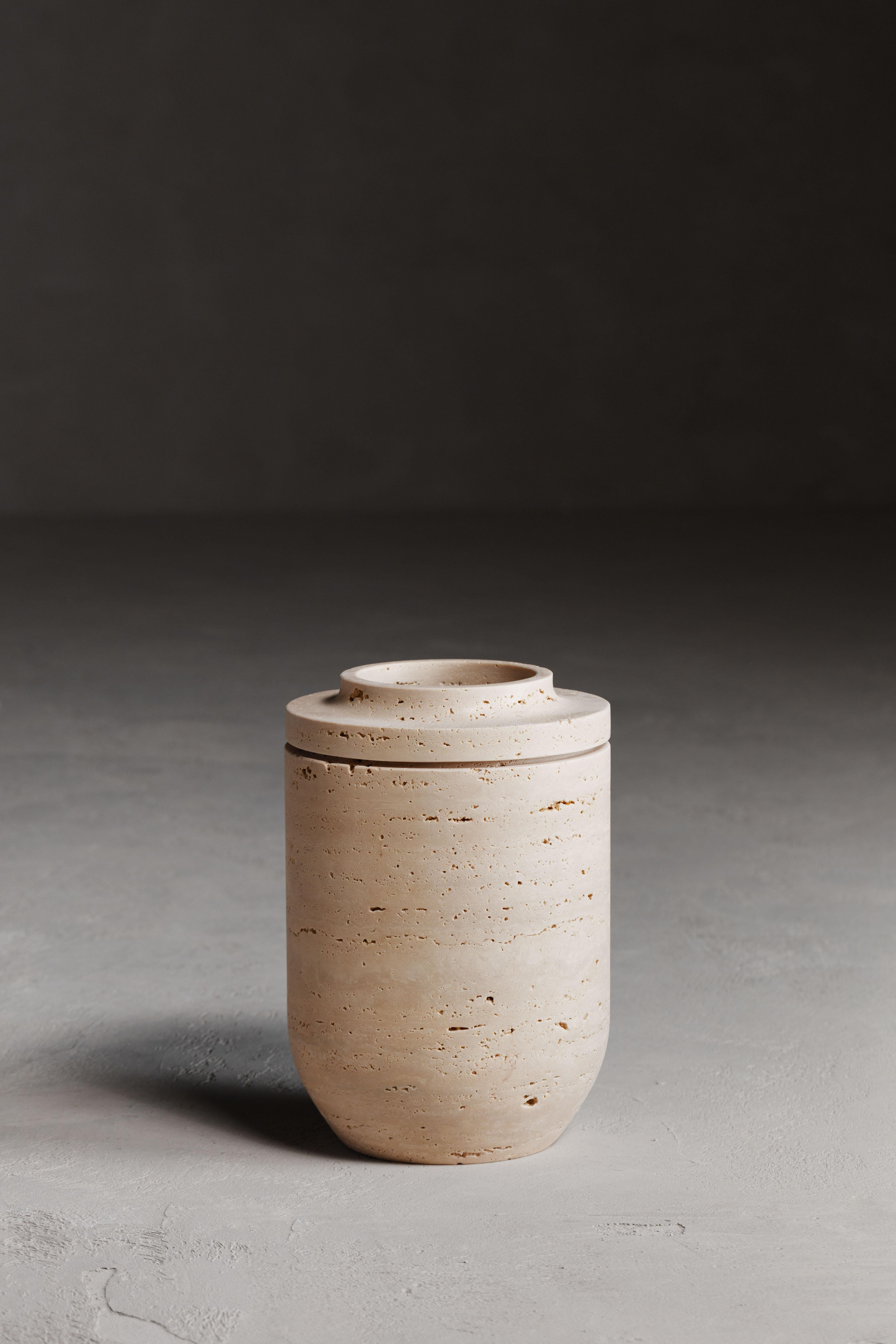 Vaso Royal S di Kreoo 
Disegnato da Christophe Pillet
Dimensioni: Ø 20 x H. 29 cm.
Materiali: Travertino Paglierino.

Disponibile in diverse opzioni di marmo e travertino. Disponibile in tre diverse dimensioni. Contattateci.

Con Royal, Christophe