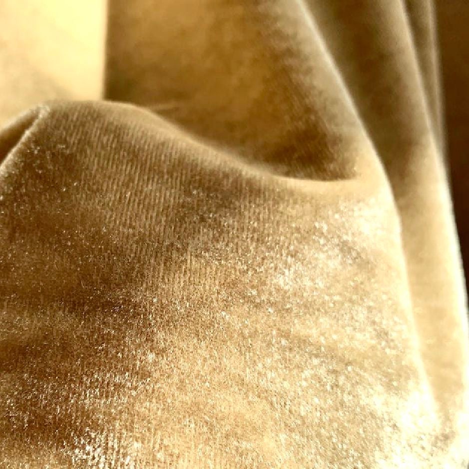 Königlicher Seidensamt, goldbraun, cremebeige, hergestellt in Italien. Diese Auflistung ist für 6-3/8 Yards durch 54 Zoll breit von dieser außergewöhnlichen Qualität Samt. Dekadente 100. Prozent Seidensamt in unifarbener Gerste bis cremefarbenem