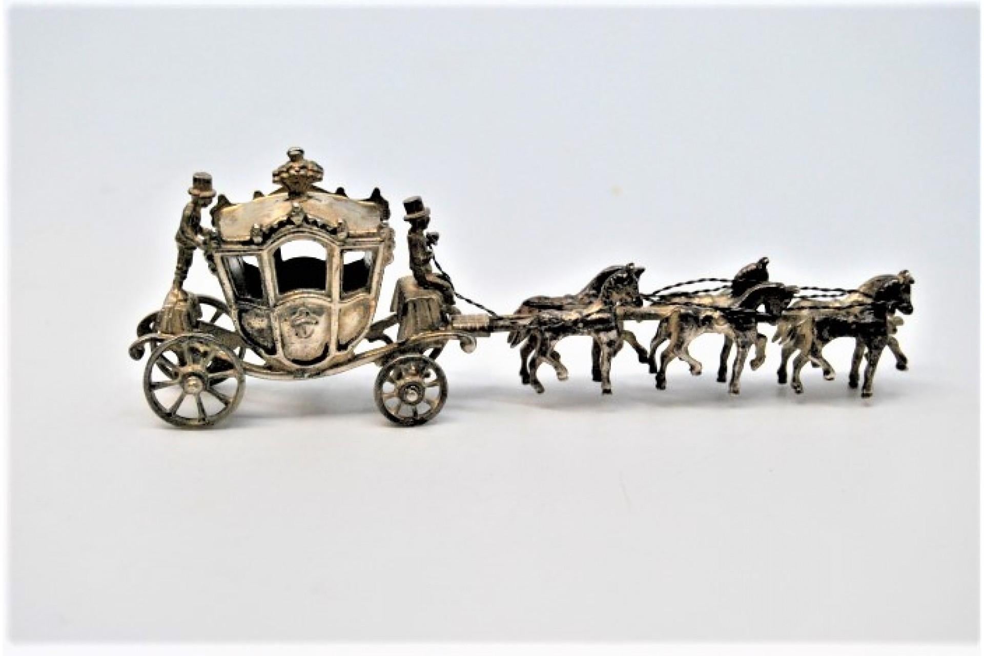 Description : Voiture royale en argent de style XVIIIe siècle tirée par quatre chevaux. Métal : Argent. Origine : Néerlandais. Poids : 107,00 grammes. Marque : Espada. Dimensions : 12,7 x 3,1 cm : 12,7x3,1cm. Contenu : 830/1000. Marque d'essai :