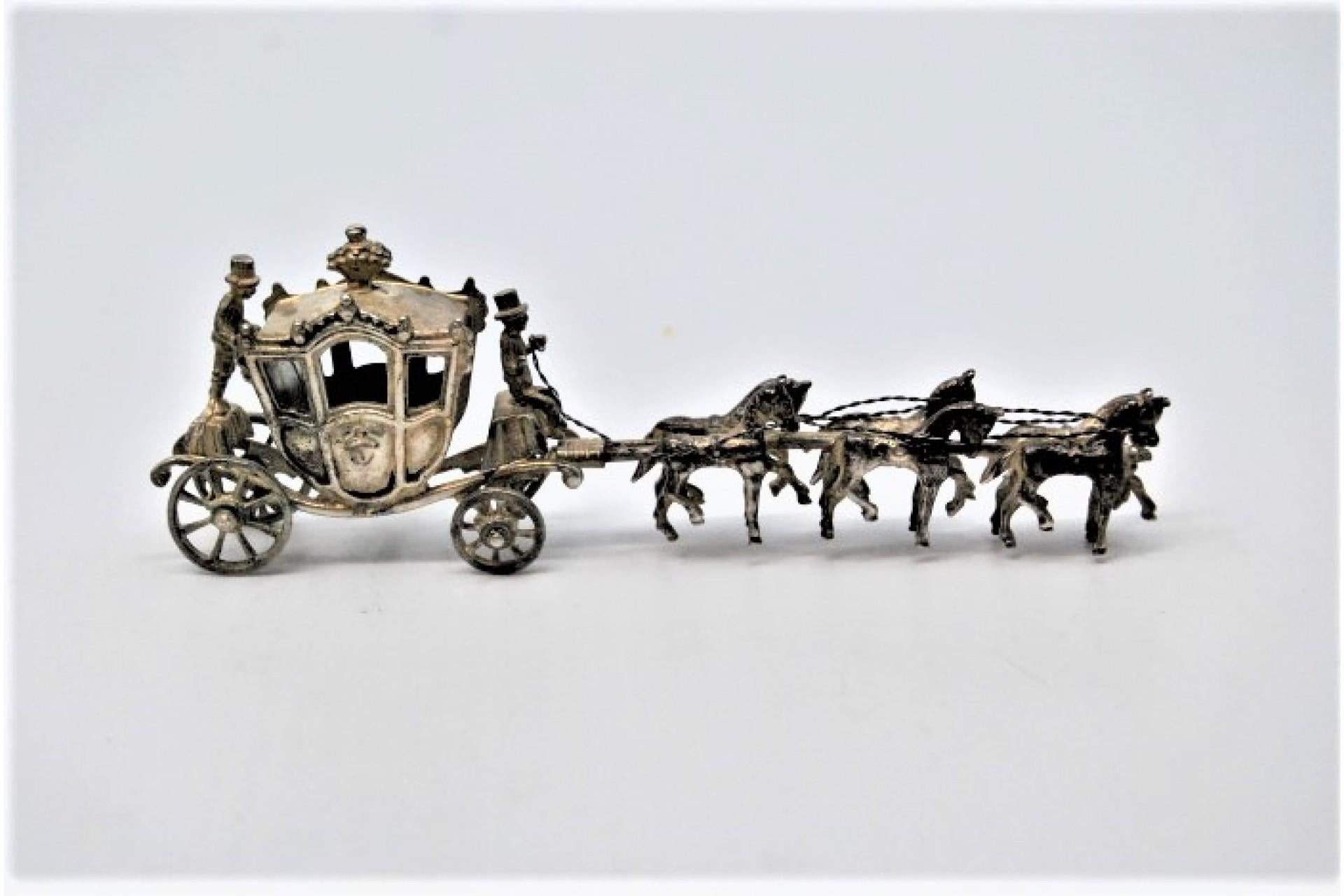 Royal silver coach in 18th century style pulled by four horses Bon état - En vente à Porto, PT