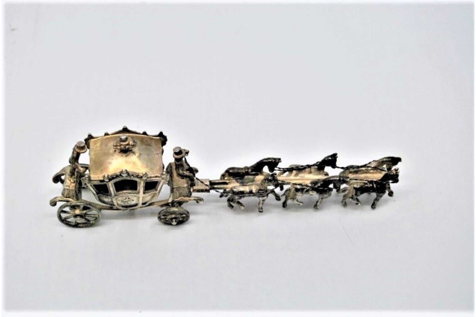 XVIIIe siècle et antérieur Royal silver coach in 18th century style pulled by four horses en vente