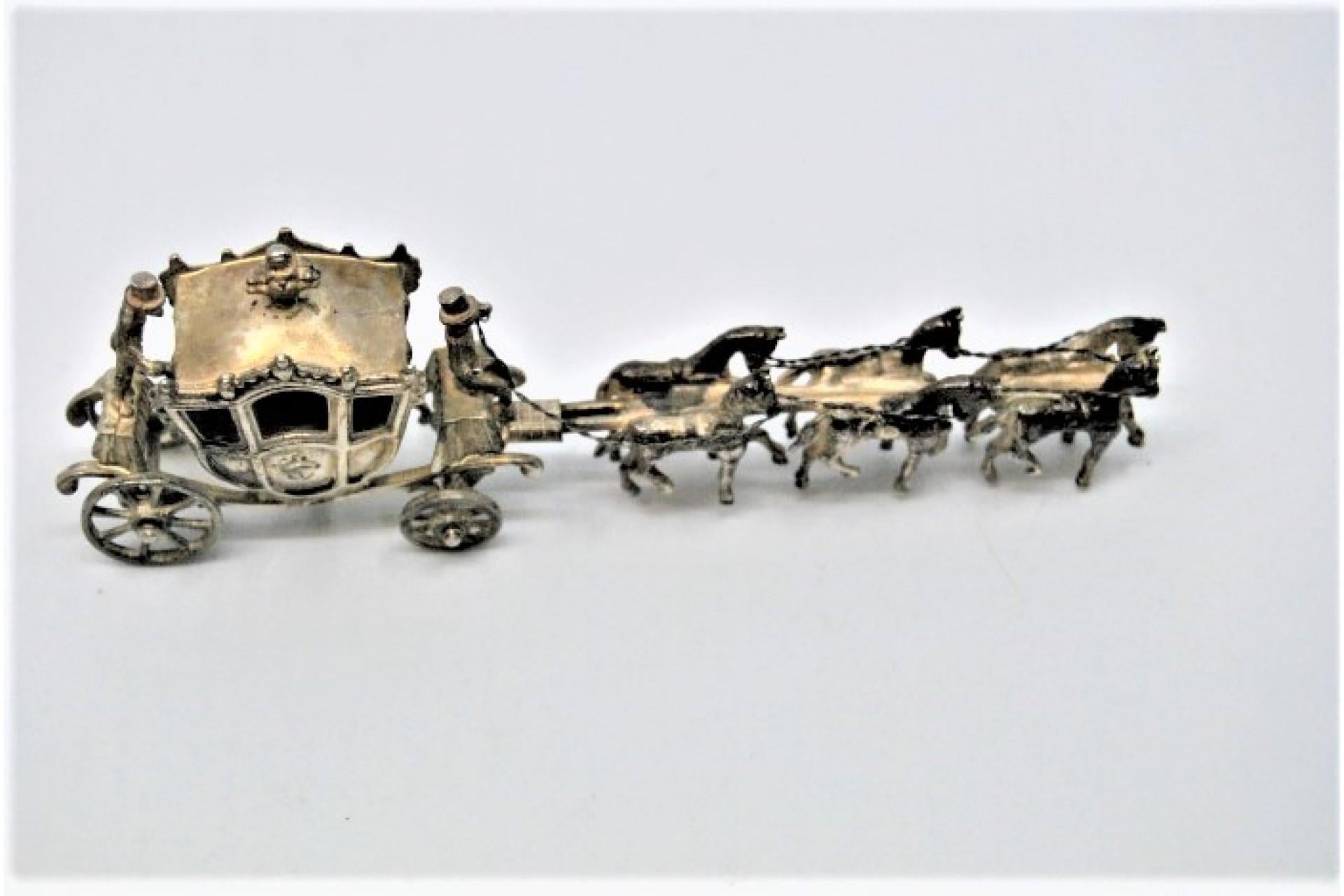 Argent Royal silver coach in 18th century style pulled by four horses en vente