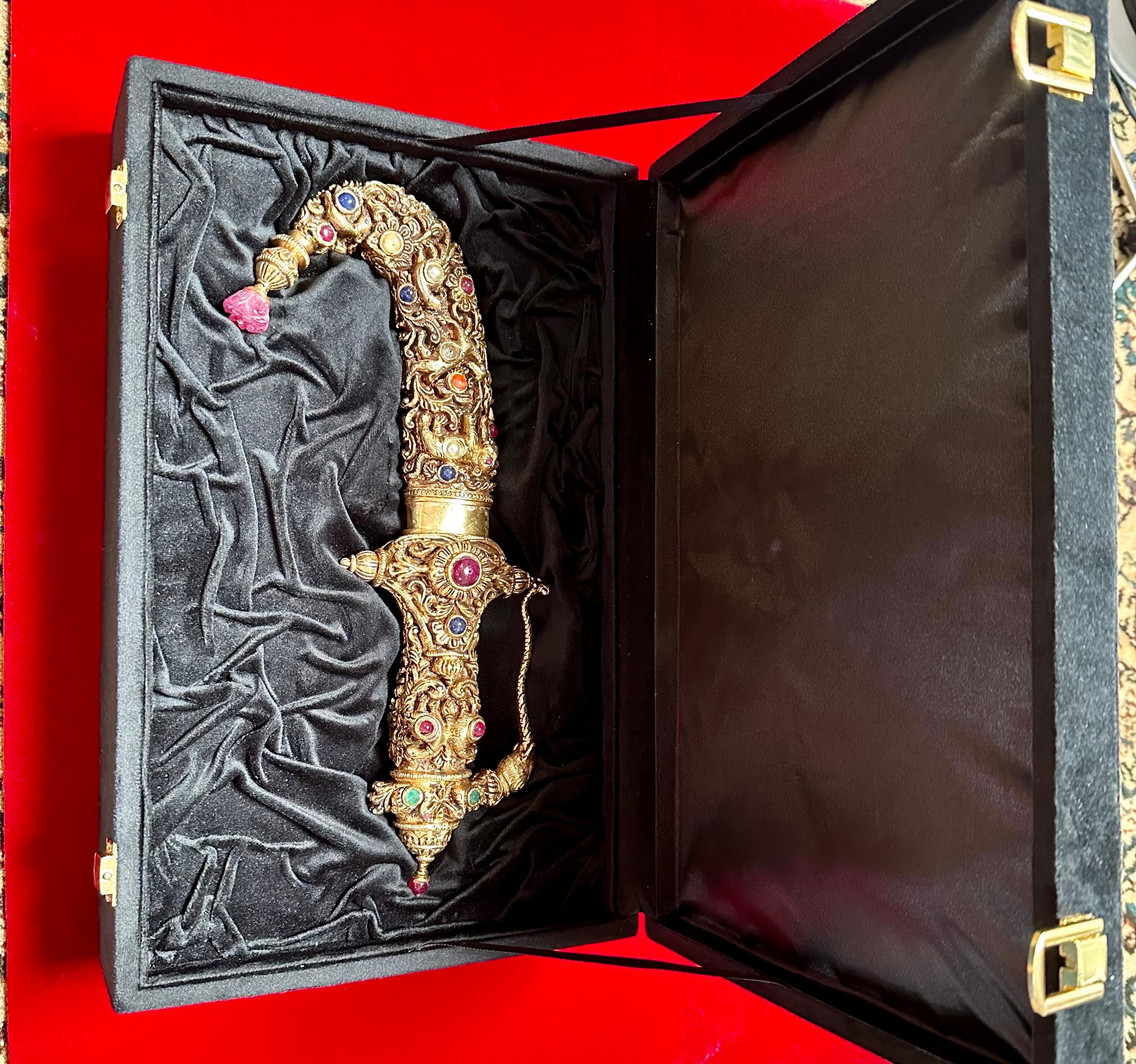 ROYAL SILVER-GILT MOUNTED ARAB JAMBIYA DAGGER. Ornated by Gems Navratna, 1.1 Kg For Sale 6