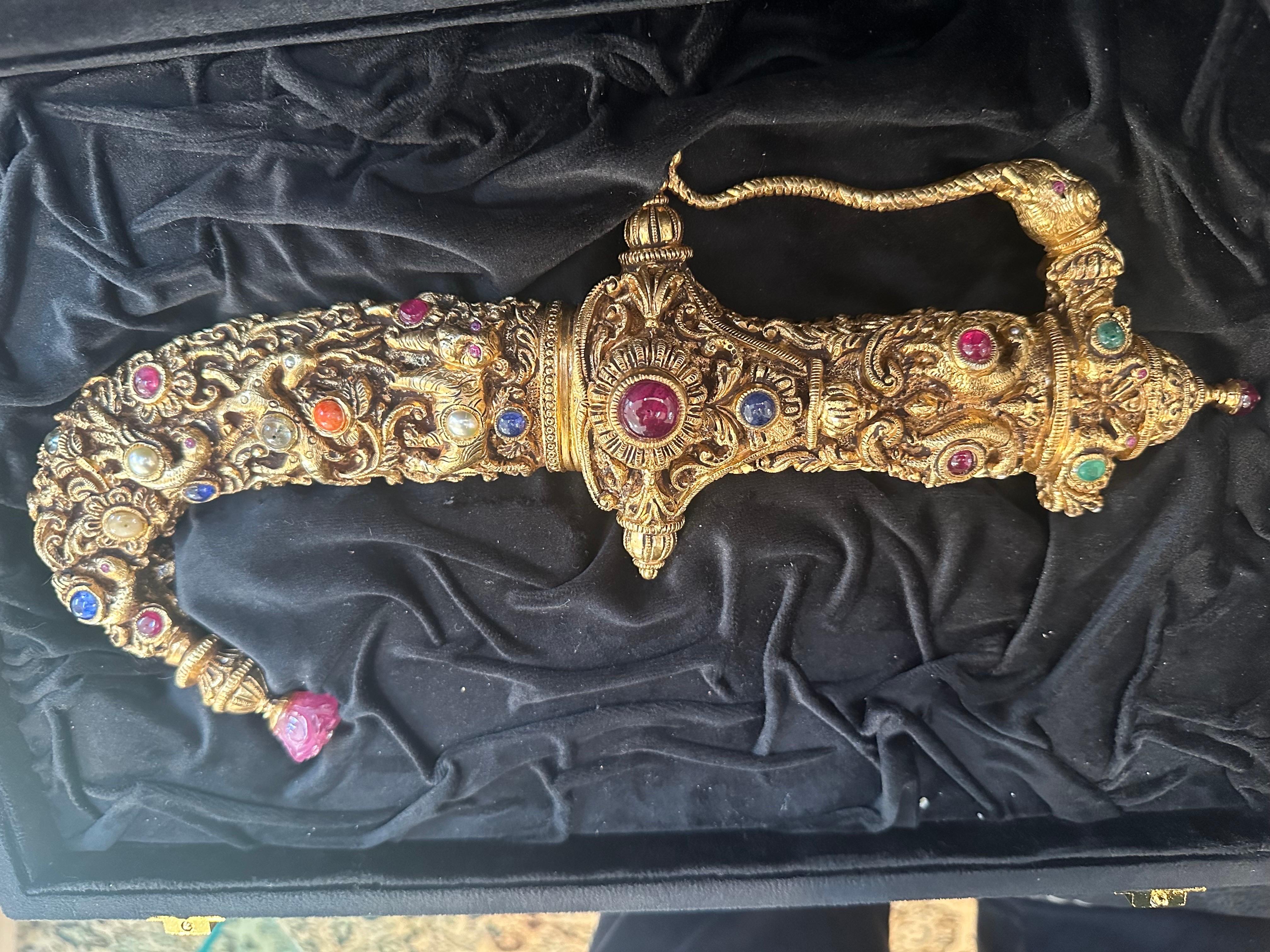 ROYAL SILVER-GILT MOUNTED ARAB JAMBIYA DAGGER. Ornated by Gems Navratna, 1.1 Kg For Sale 10
