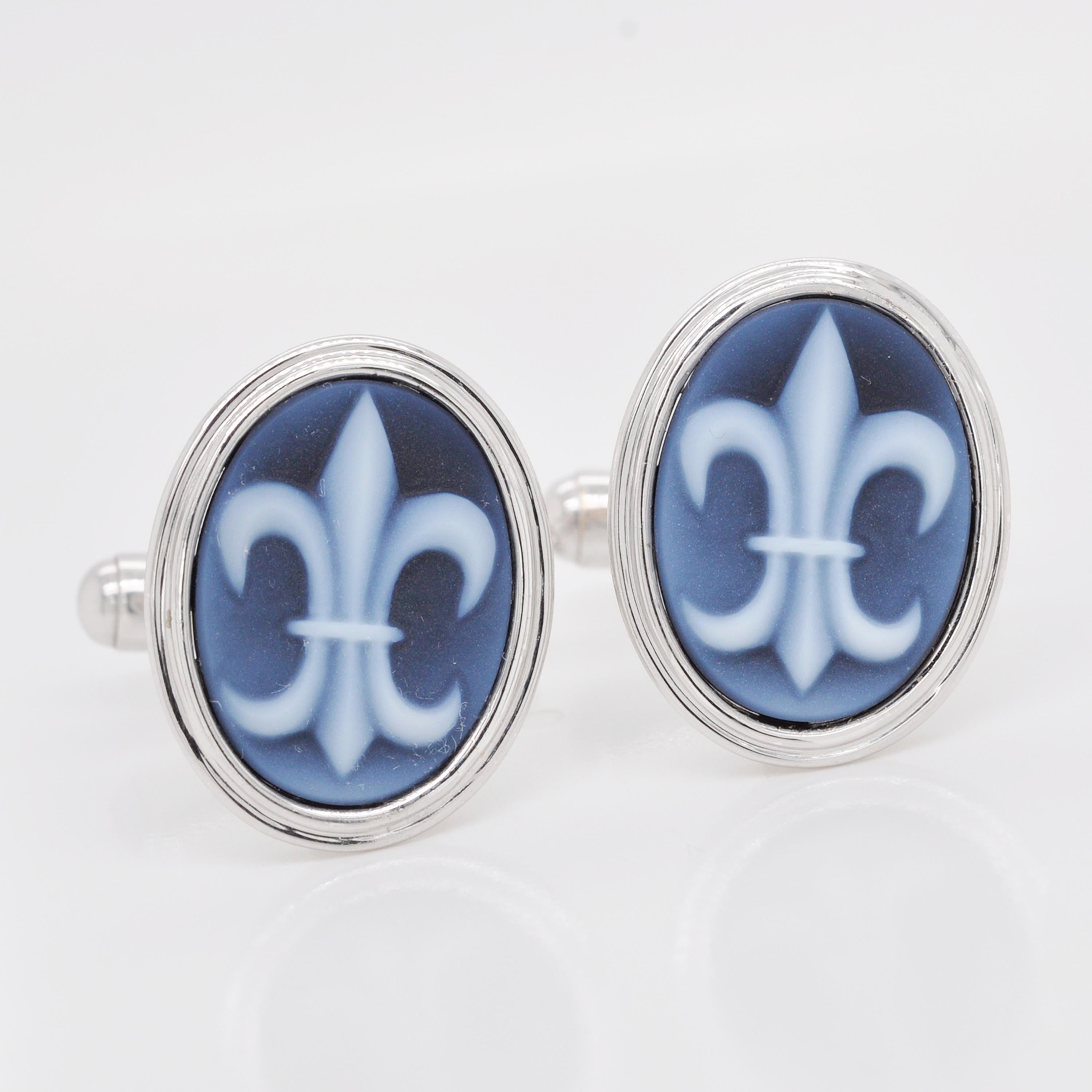 Royal Symbol Fleur-de-Lis Agate Carving Sterling Silver Gemstone Cufflinks In New Condition For Sale In Jaipur, Rajasthan