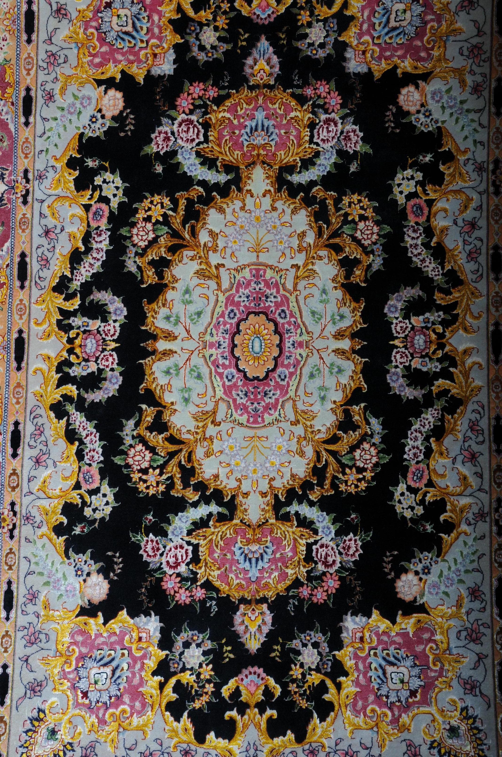 Königliche Tabriz-Korkwolle mit Seide, um 1980, Meistersignatur

Fein gewebter Täbriz-Teppich mit Korkwolle und Seide. Symmetrisch strukturierte Dekore Ein Medaillon in der Mitte. Kürzlich professionell gereinigt mit Handwäsche. extrem fein