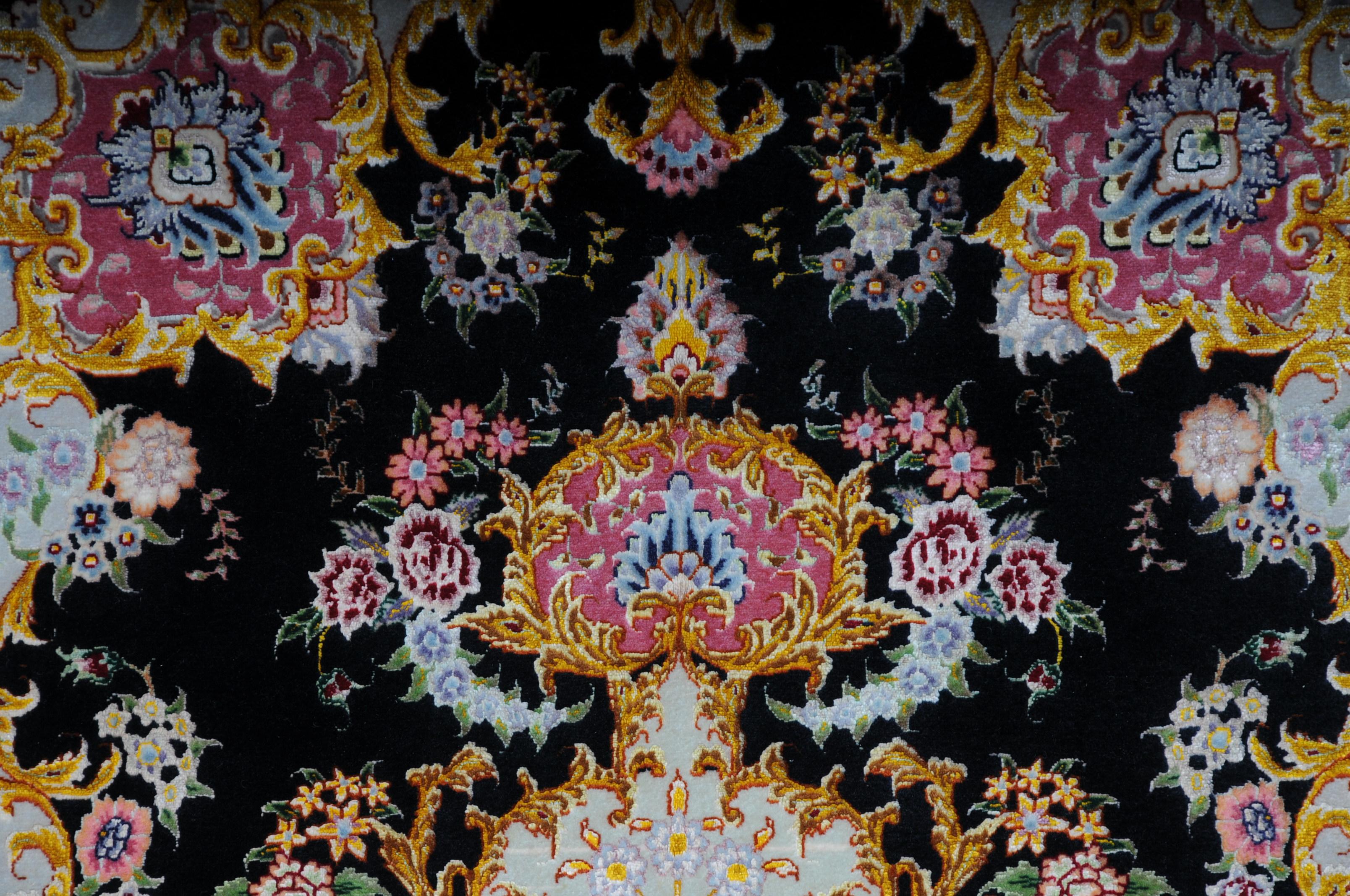 XX secolo Royal Tabriz Cork Wool with Silk, 1980 circa, firma del maestro in vendita
