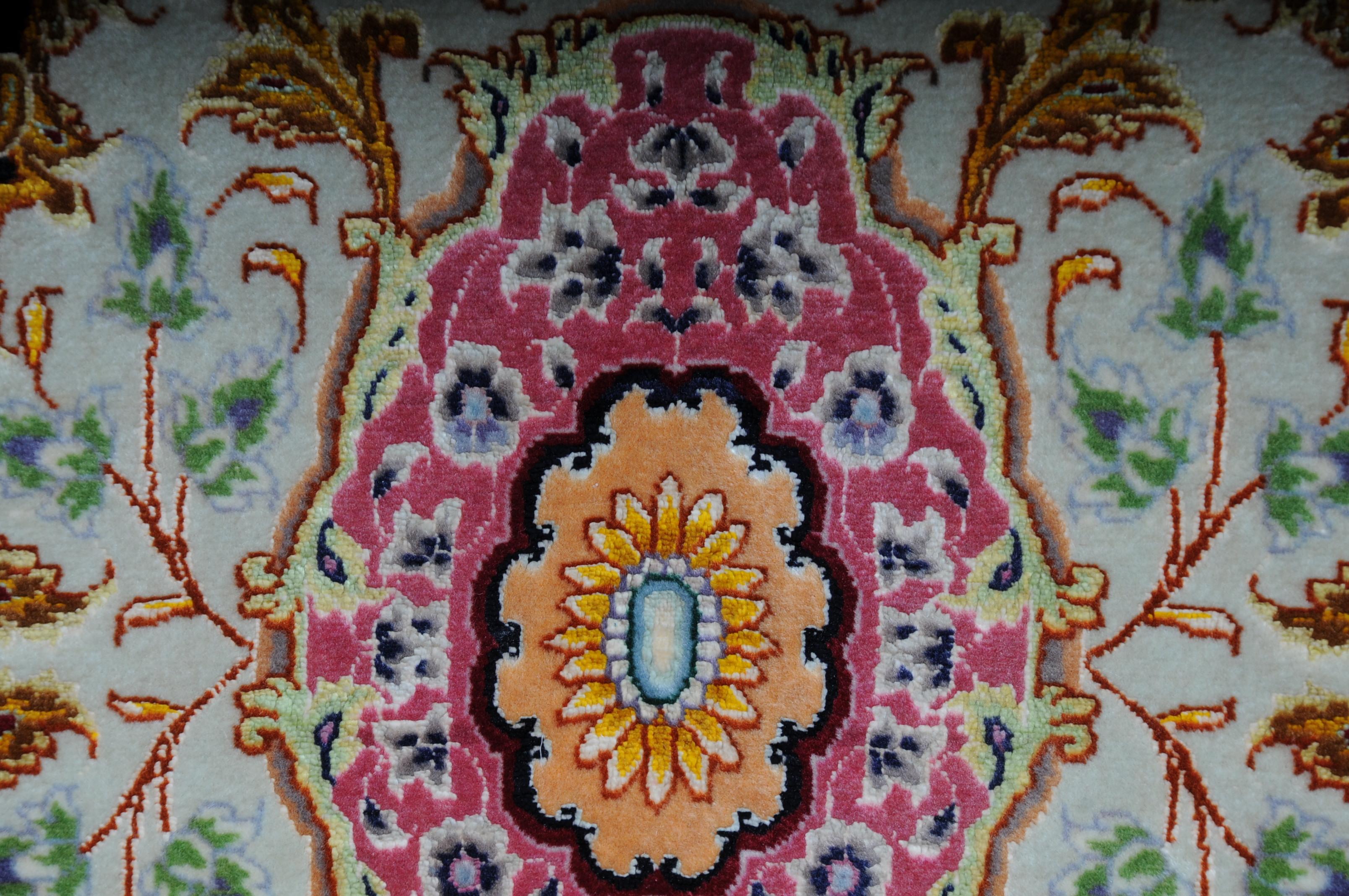 Royal Tabriz-Korkwolle mit Seide, um 1980, Meistersignatur im Angebot 3