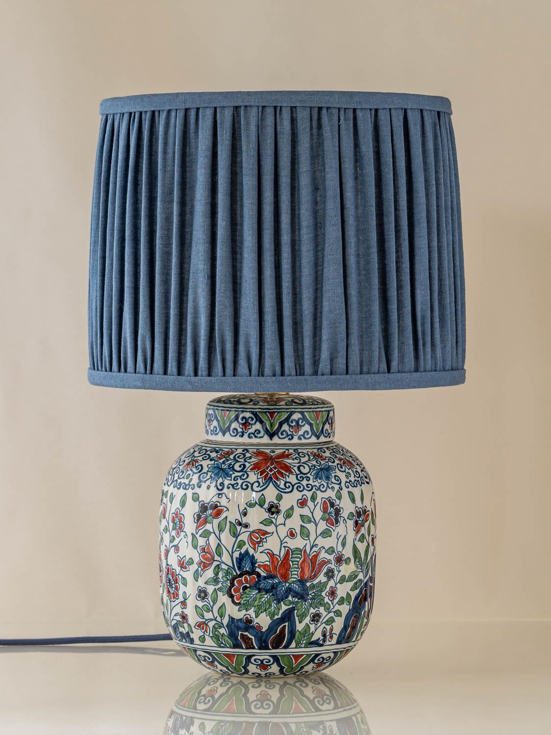 Fabriquée à la main par le Studio Amitābha à Amsterdam à partir d'un pot de gingembre Royal Tichelaar Makkum Delft, Lingzhi est une lampe unique en son genre qui fait le lien entre l'héritage hollandais et l'art raffiné. Cette pièce unique présente