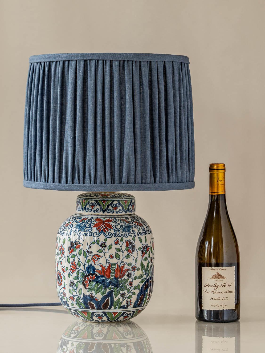 Néerlandais Lampe Royal Tichelaar Makkum Delft (1948-1965) avec nouvel abat-jour bleu plié