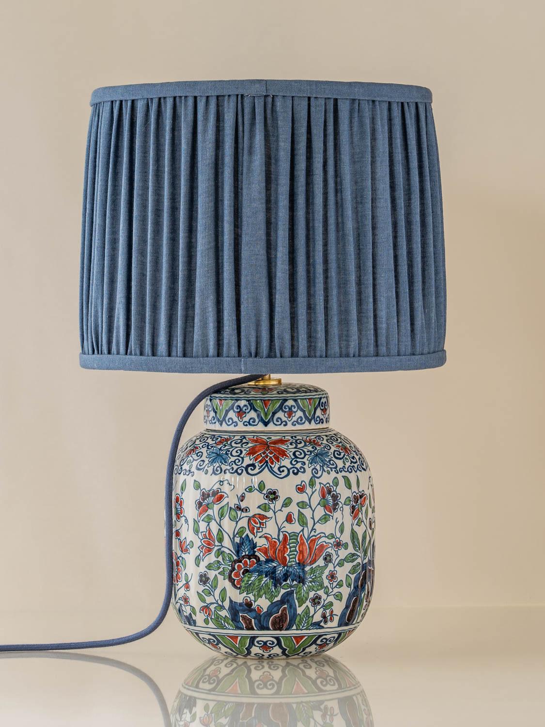 Fait main Lampe Royal Tichelaar Makkum Delft (1948-1965) avec nouvel abat-jour bleu plié