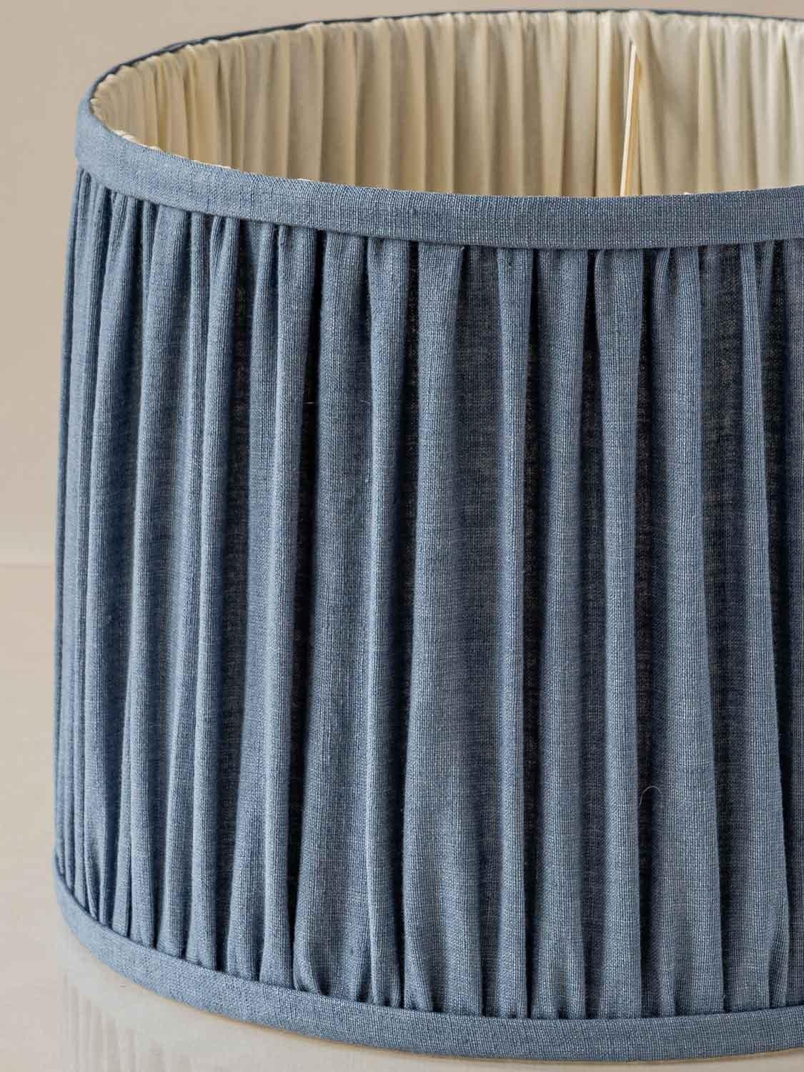 Lampe Royal Tichelaar Makkum Delft (1948-1965) avec nouvel abat-jour bleu plié Bon état à AMSTERDAM, NL