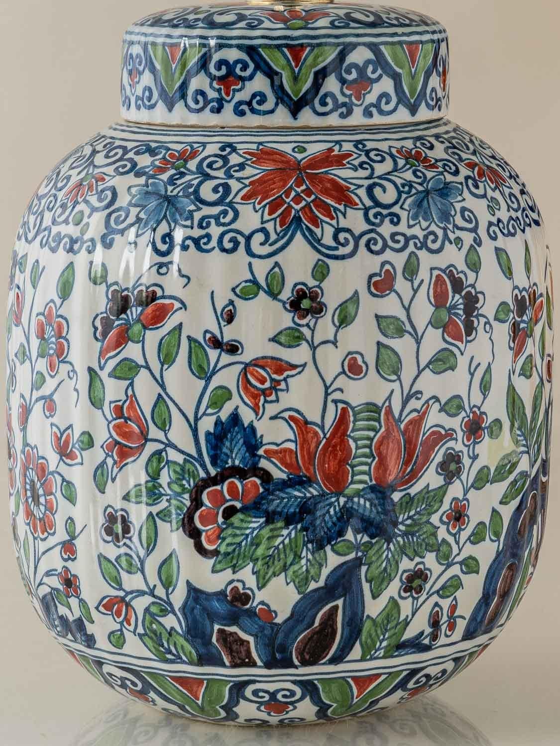 20ième siècle Lampe Royal Tichelaar Makkum Delft (1948-1965) avec nouvel abat-jour bleu plié