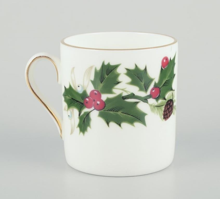 Royal Tuscan, England. Set of six cups and saucers. The “Noel” series. In Excellent Condition For Sale In København, Copenhagen