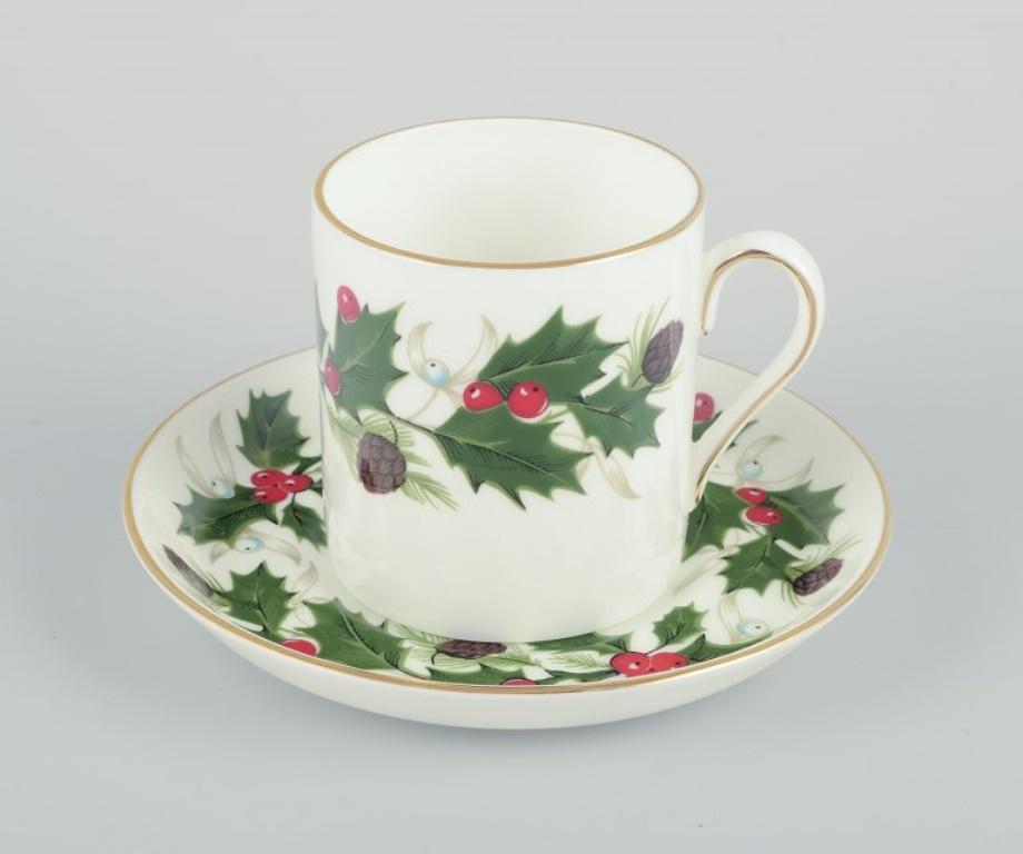 Royal Tuscan, England. Three pairs of cups and saucers. The “Noel” series. In Excellent Condition For Sale In København, Copenhagen