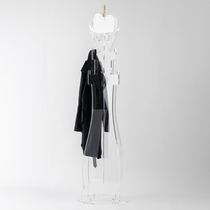 Der Royal Twin Garderobenständer stellt eine faszinierende künstlerische Neuinterpretation eines alltäglichen Haushaltsgegenstandes dar. Inspiriert von den stilisierten Formen des Schachkönigs und der Schachdame, besticht das Design durch seine