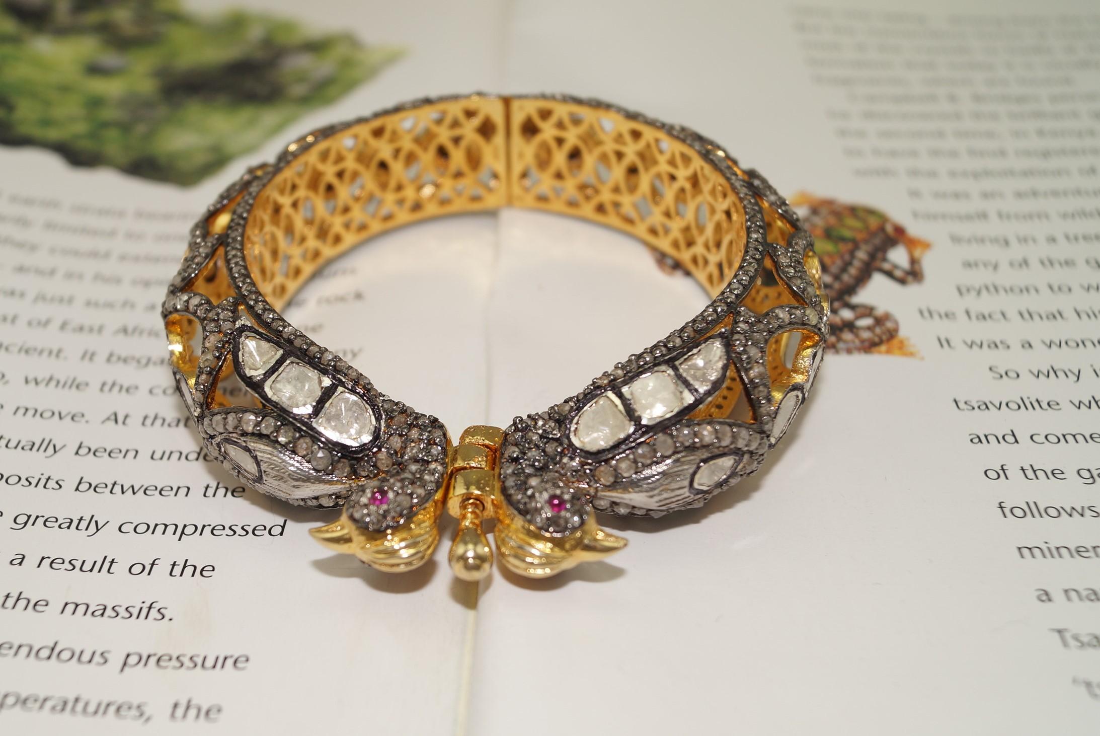 Contemporain Bracelet paon royal en argent 925 plaqué or jaune, rubis et diamants roses non taillés en vente