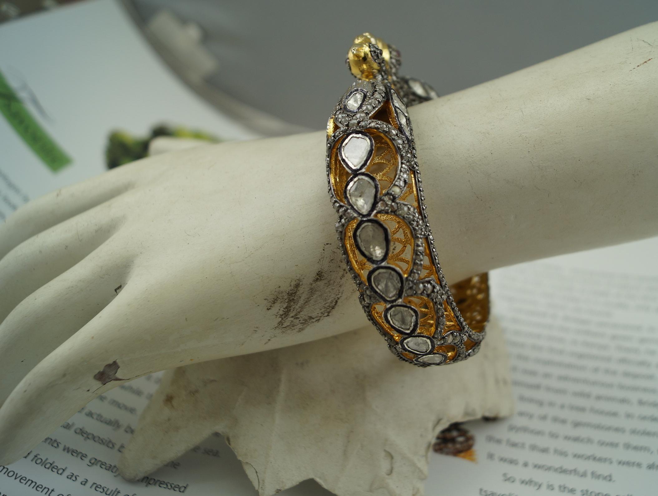 Bracelet paon royal en argent 925 plaqué or jaune, rubis et diamants roses non taillés en vente 2