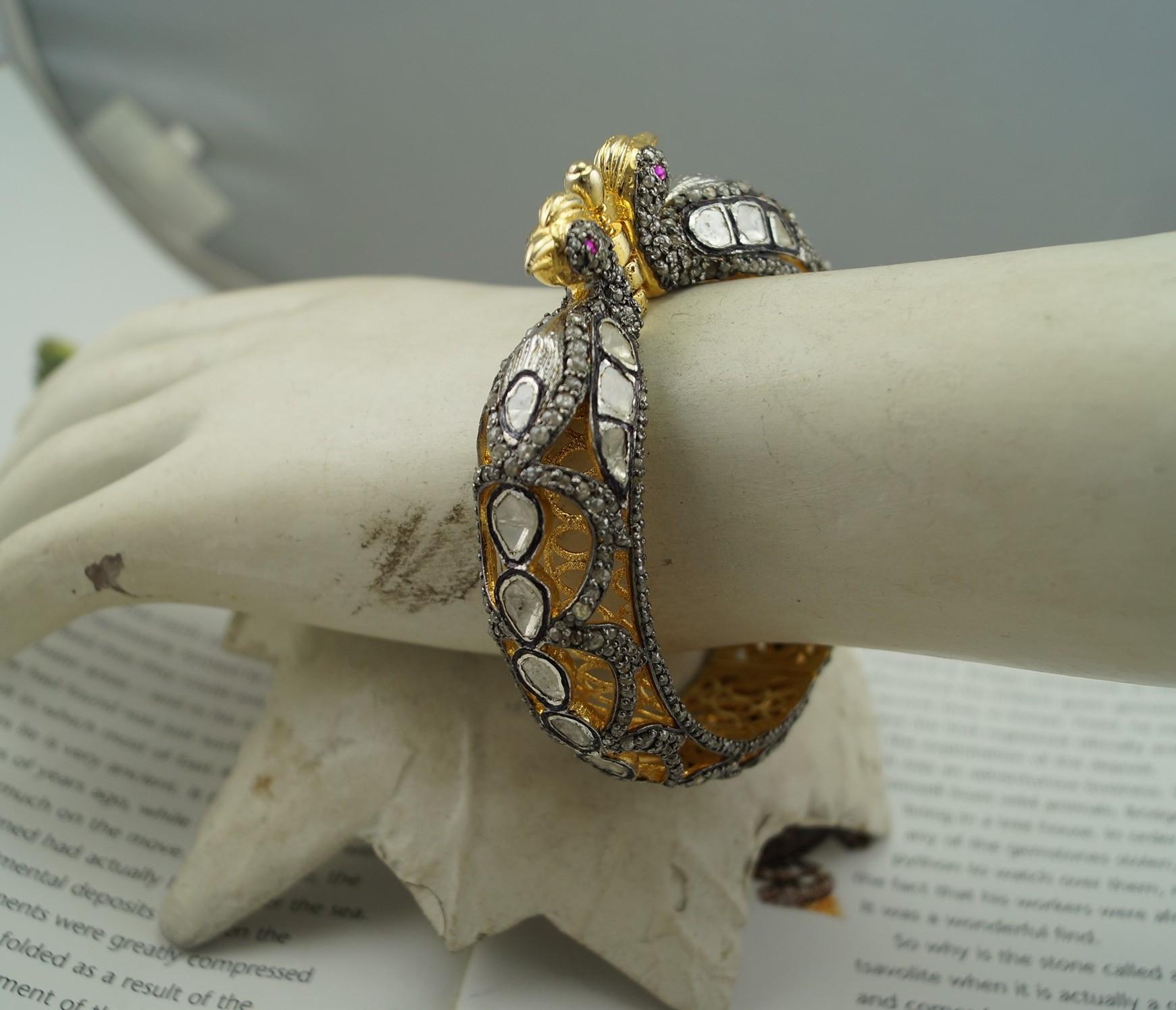 Bracelet paon royal en argent 925 plaqué or jaune, rubis et diamants roses non taillés en vente 3